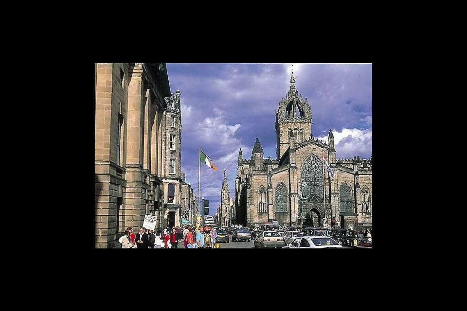 Edinburgh zieht pro Jahr etwa 1 Million Besucher aus Übersee an, wodurch die Stadt nach London der zweitbeliebteste touristische Zielort des Vereinigten Königreichs ist. 
