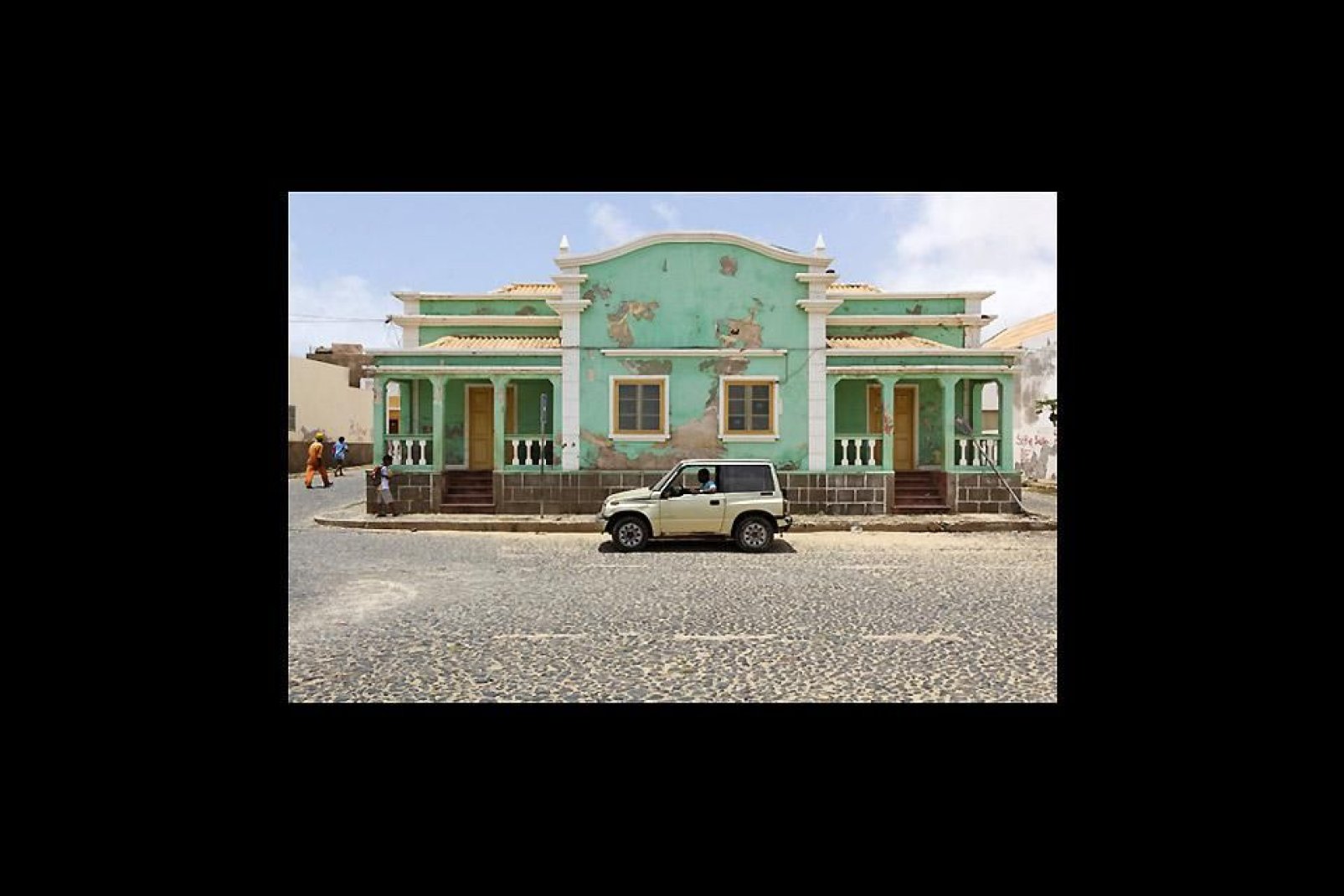 Gli edifici conservano i colori brillanti tipici di Capo Verde, ma il loro stato di manutenzione risulta spesso pietoso.