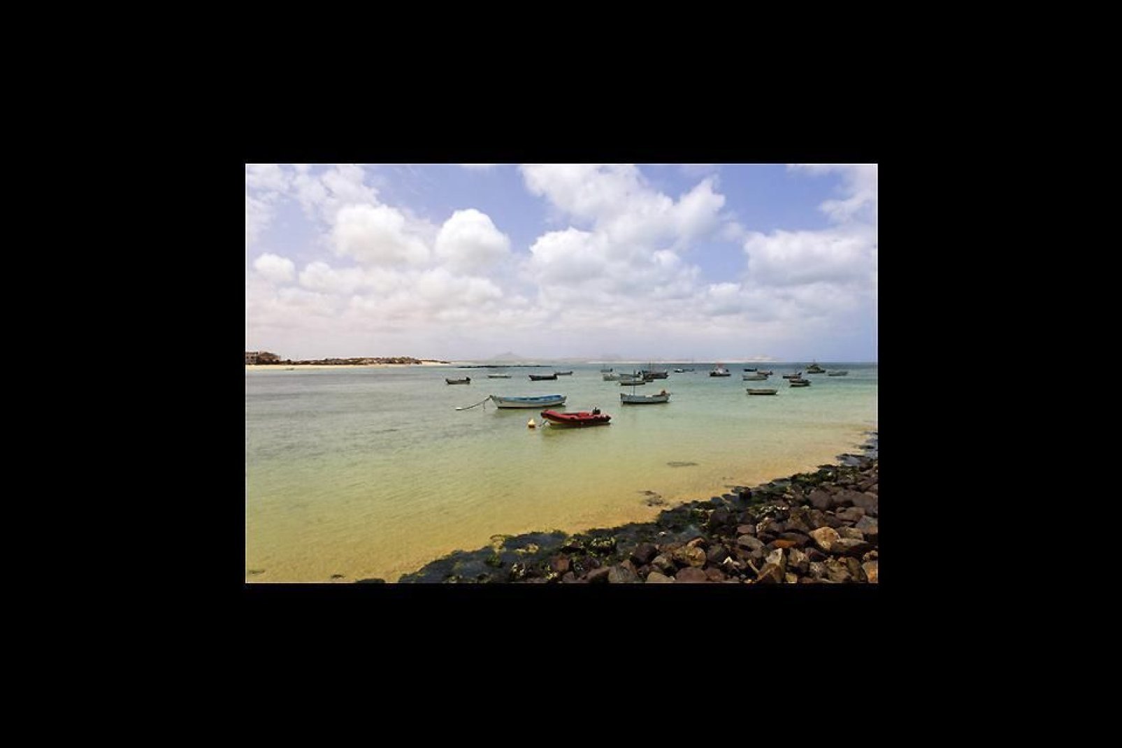 Situata in un'insenatura ben riparata dall'omonima isola, la città di Sal Rei è prima di tutto un porto commerciale e peschereccio.