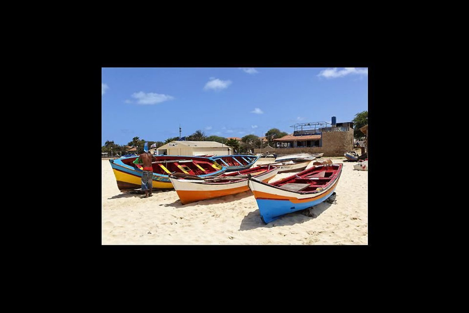 Las barcas de los pescadores, de colores llamativos, contribuyen también al atractivo turístico del destino.