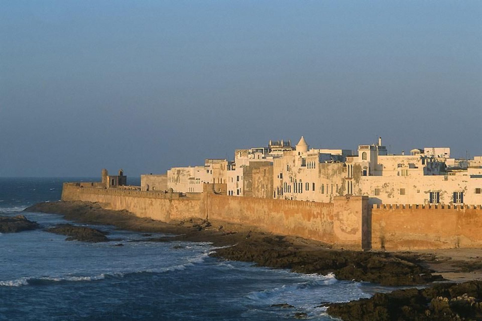 Belle et majestueuse, Essaouira a subjugué de tout temps le visiteur. Ses remparts couleur miel ne cesse de séduire