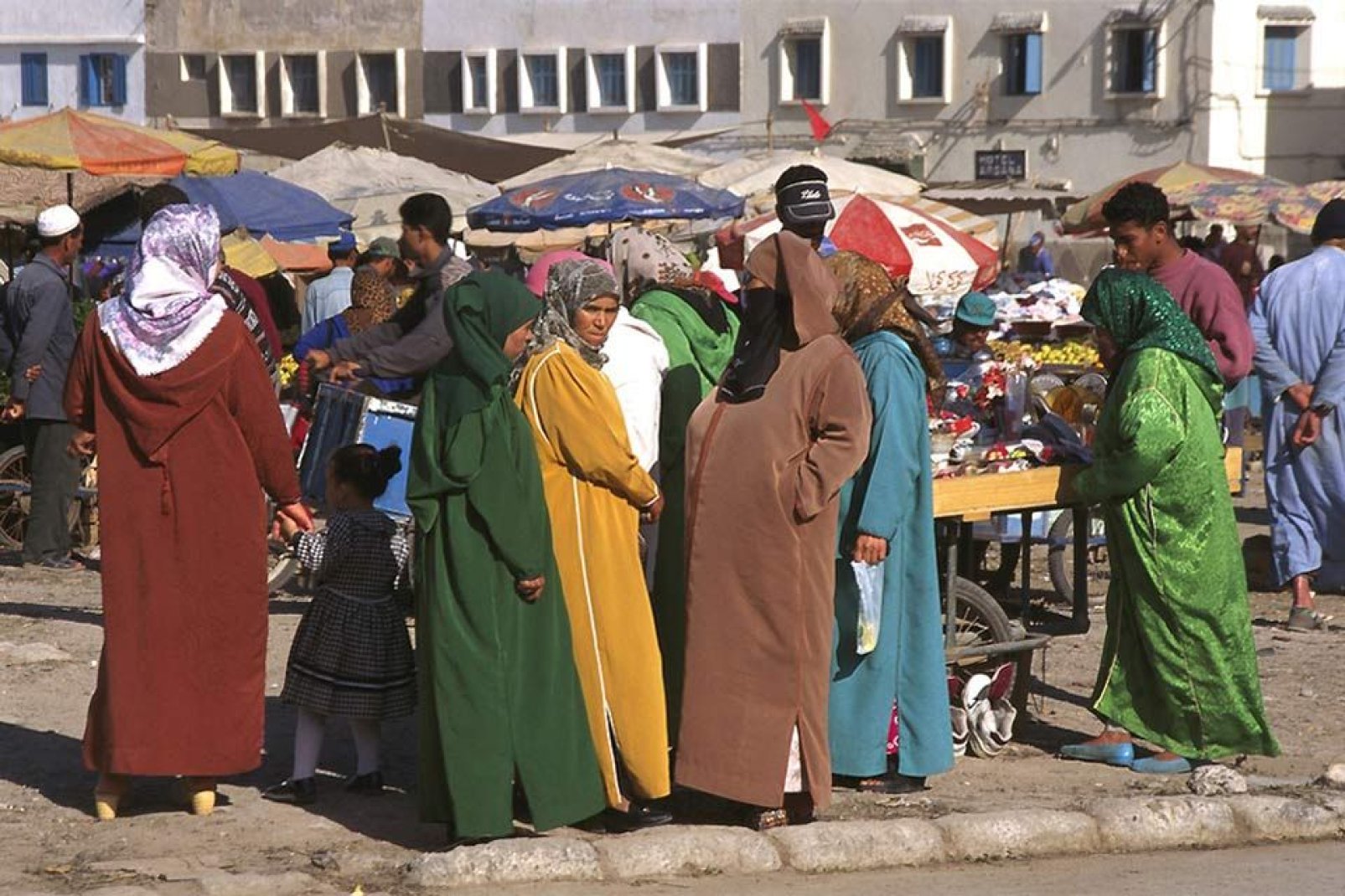 les femmes aiment se retrouver au marché pour bavarder et acheter épices, fruits légumes ou poissons