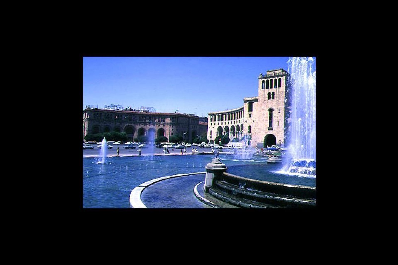 La place, décorée de fontaines et entourée de bâtiments de style soviétique avec des influences arméniennes, est le cœur de la capitale.