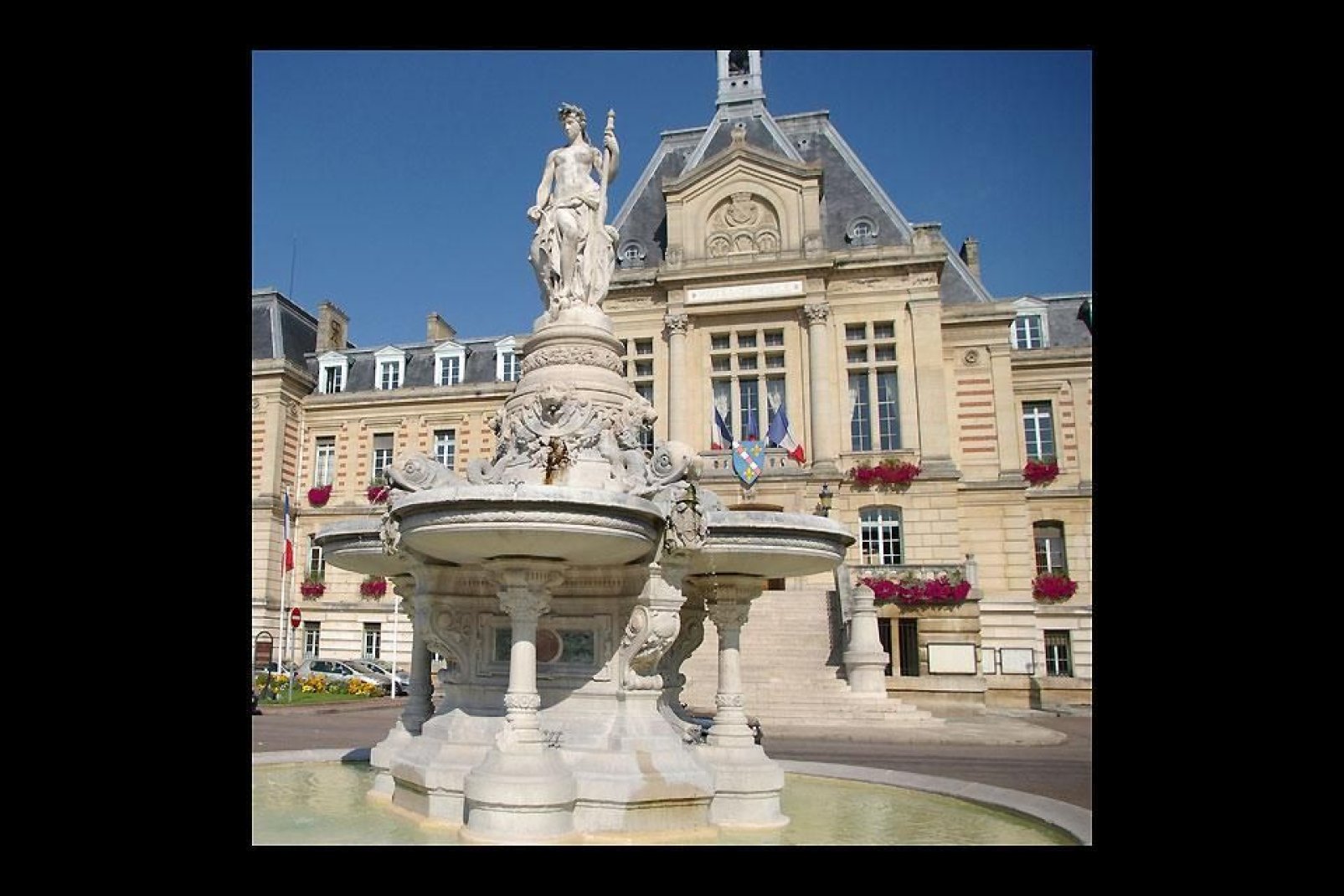 Das Gemeindeamt befindet sich an folgender Adresse: 1, Place du Gnral de Gaulle. Es ist von Montag bis Freitag tglich von 8.30 bis 17.00 Uhr geffnet.