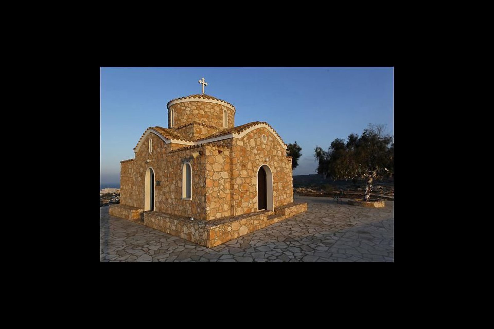 Die Kapelle Profitis Ilias auf einem Hgel ber dem Bade- und Touristenort Protaras.