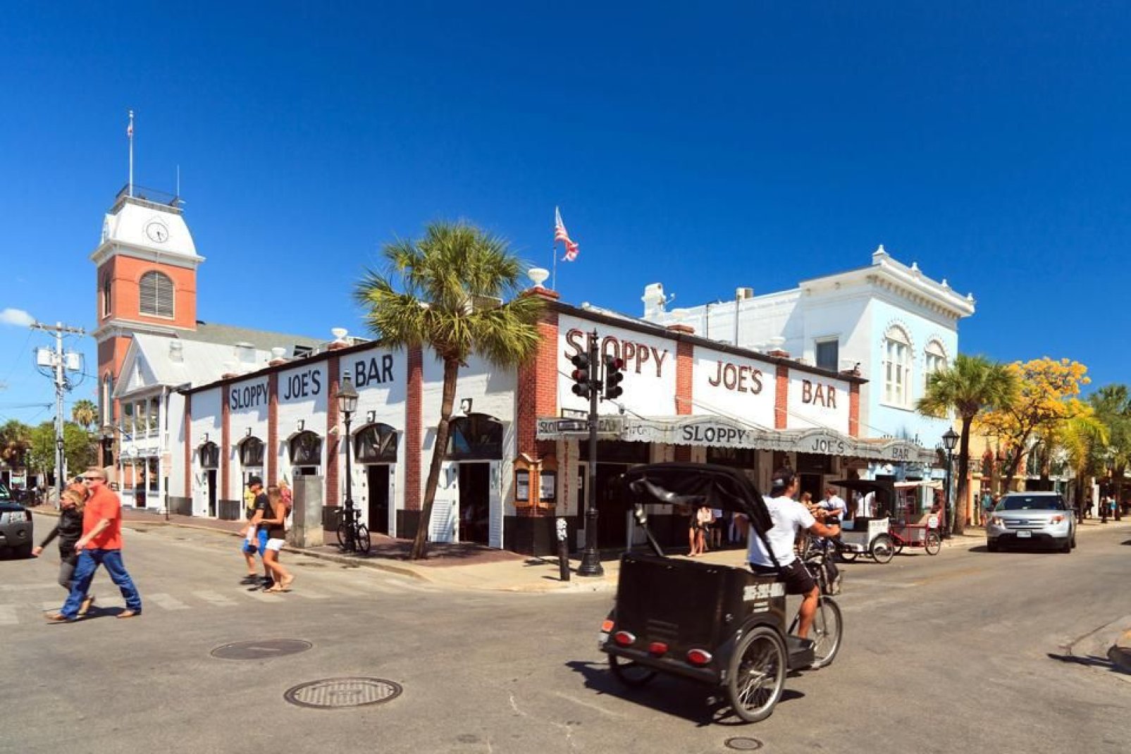 Die Bar Sloppy Joe in Key West ist berühmt, hier kann man beim Essen gute Musik hören. Kleidung und Souvenirs werden vor Ort verkauft.