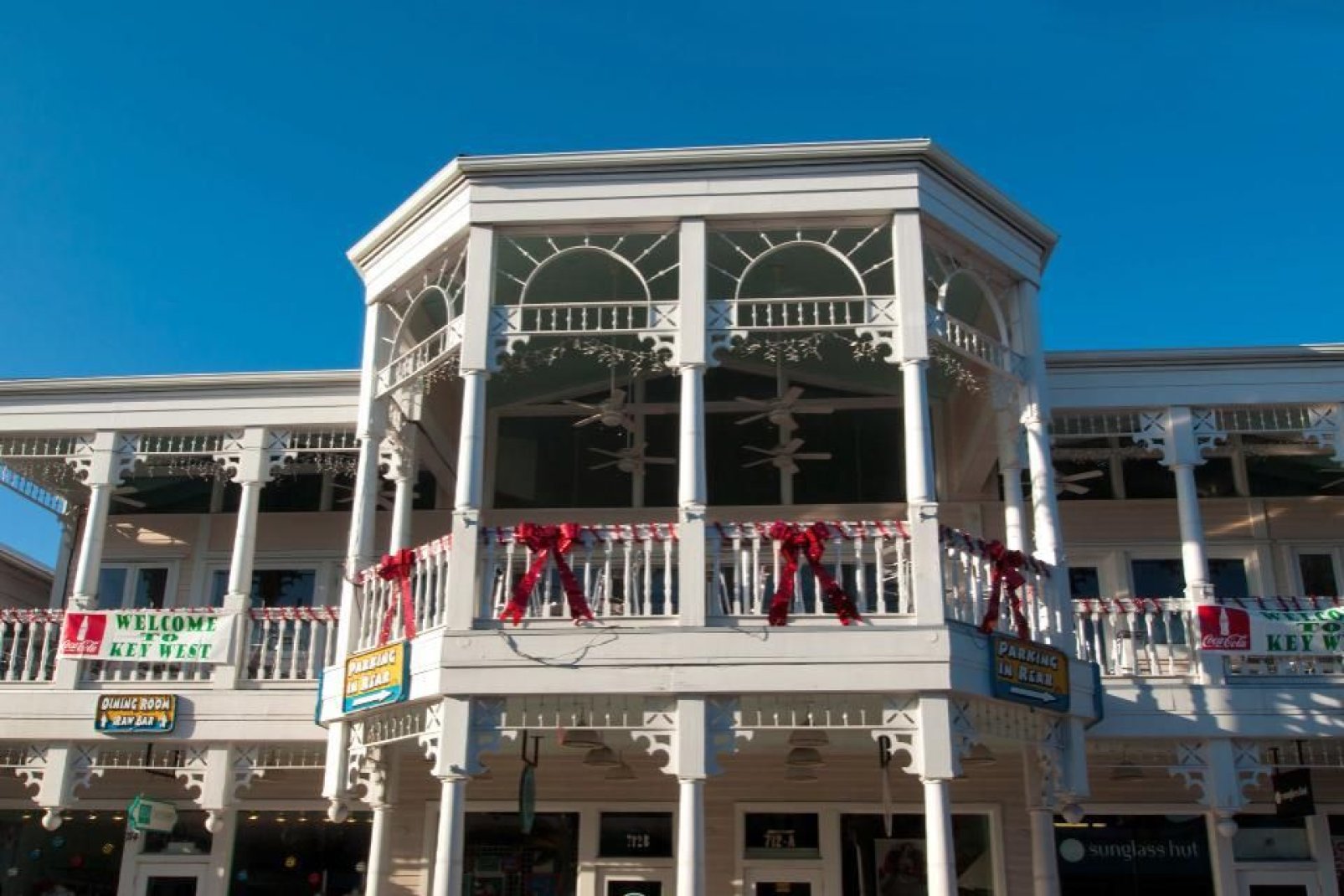 Duval Sreet ist eine berühmte Geschäftsstraße in Key West. In gewissen Nächten findet hier ein Karneval statt, der bis zum Morgengrauen dauert.