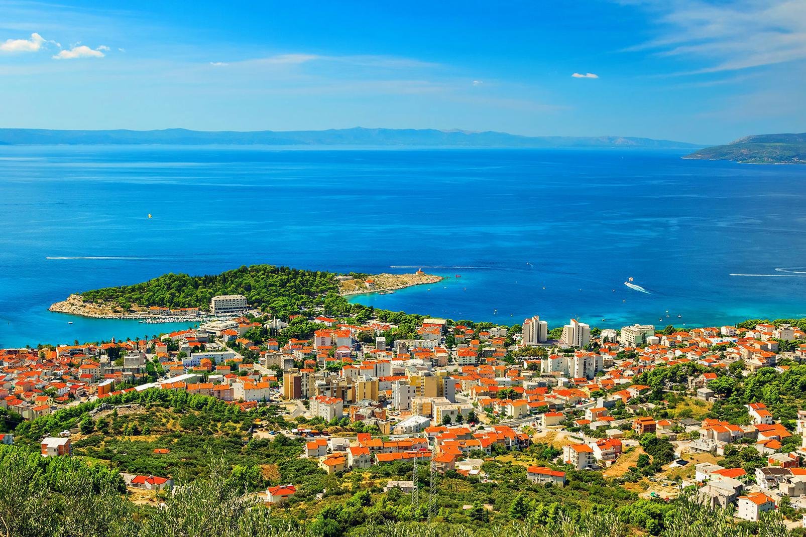 Makarska est l'endroit idéal pour rayonner en Dalmatie centrale et profiter des plus belles et plus longues plages de galets de la région. La ville, aux nombreuses ruelles et agréables placettes, est encastrée entre la mer et le massif du Biokovo, le point le plus haut de toute la côte (1 762 m). Cette zone de séjour concentre le plus grand nombre d'hôtels animés de la côte.
C'est non loin de Makarska ...