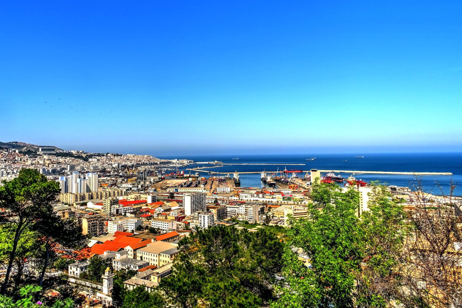 Alger est bâtie sur un site exceptionnel qui surplombe la mer Méditerranée. La partie moderne de la ville se trouve sur le plateau au niveau de la mer.