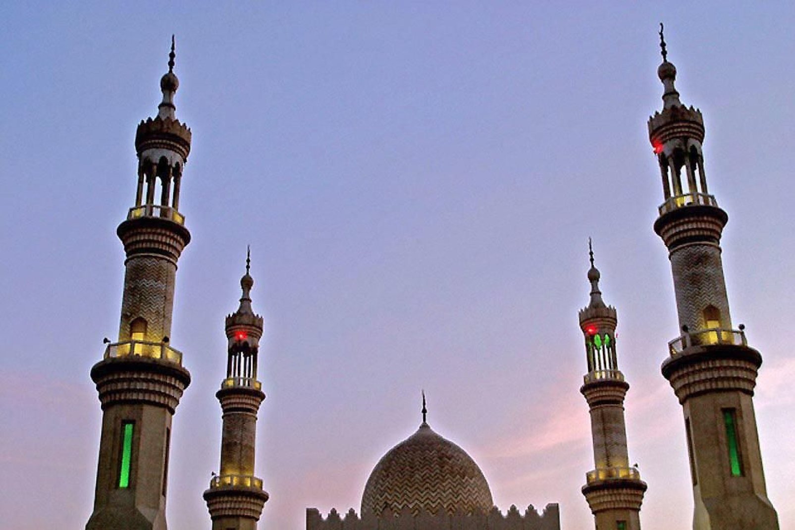 La población del emirato, al igual que ocurre en todos los demás de la federación, es en su mayoría de confesión musulmana.