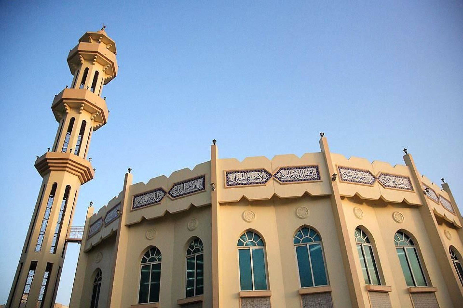 Die wichtigsten Moscheen des Emirats sind Saudi Adschman, Masjid Naumia und Sheikh Al Khalifa.