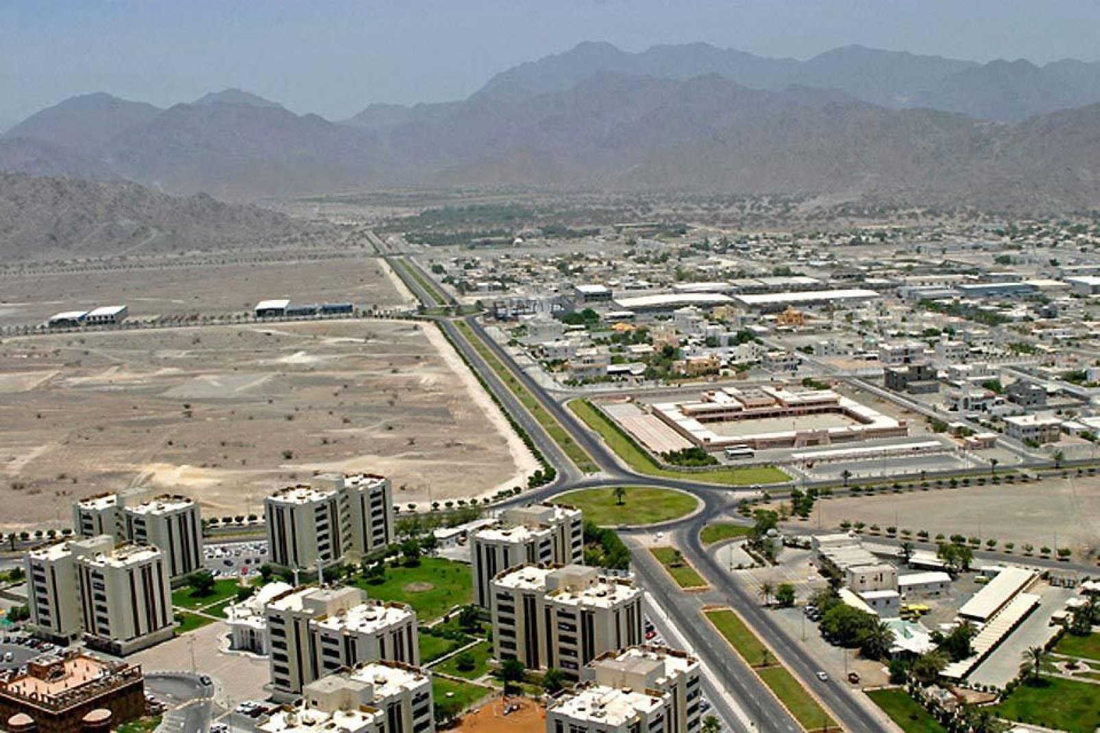 Es handelt sich um das einzige Emirat, dessen Staatsgebiet fast zur Gnze von Gebirgsketten bedeckt ist.