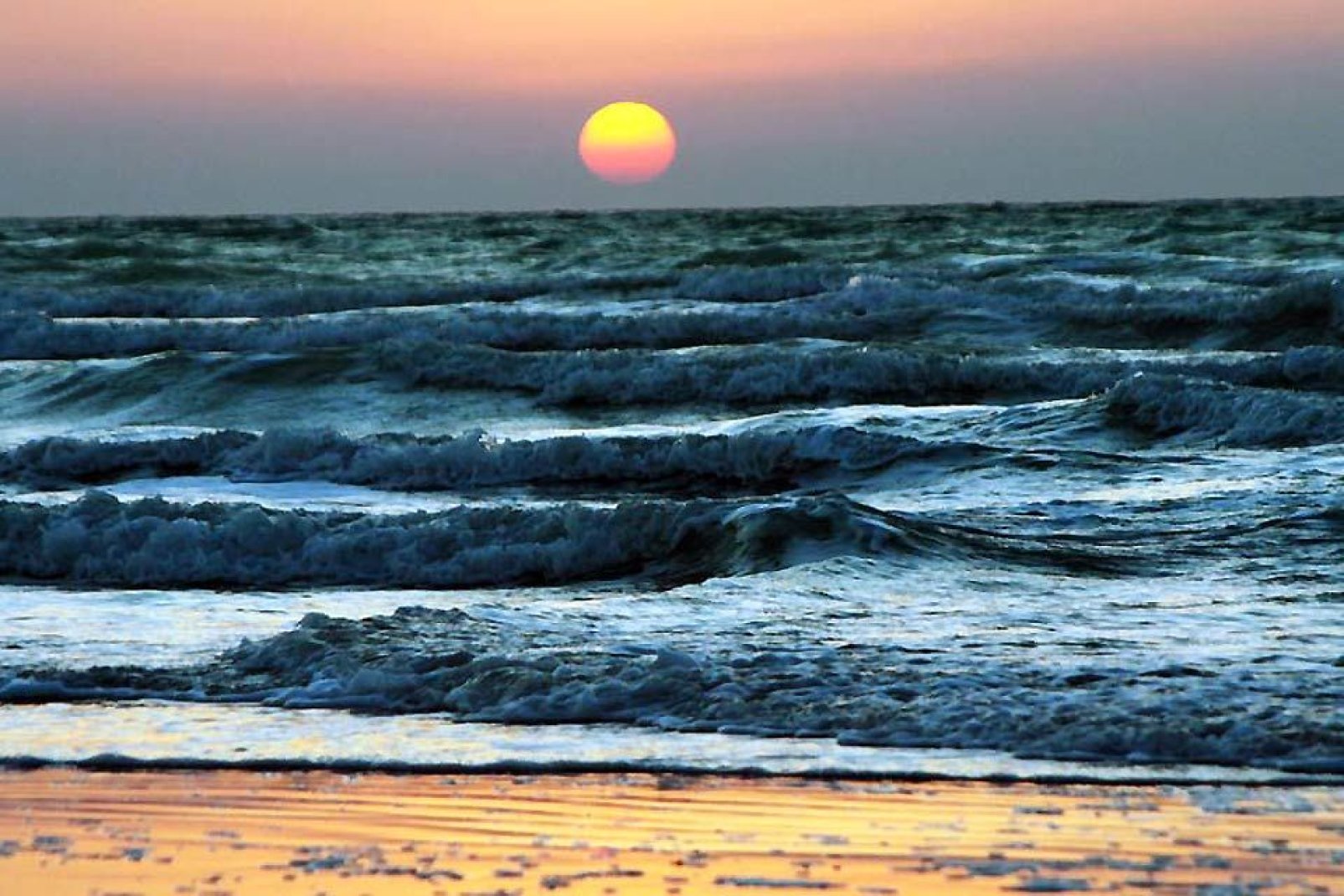 Uno de los principales atractivos del emirato reside en sus extensas playas de arena.
