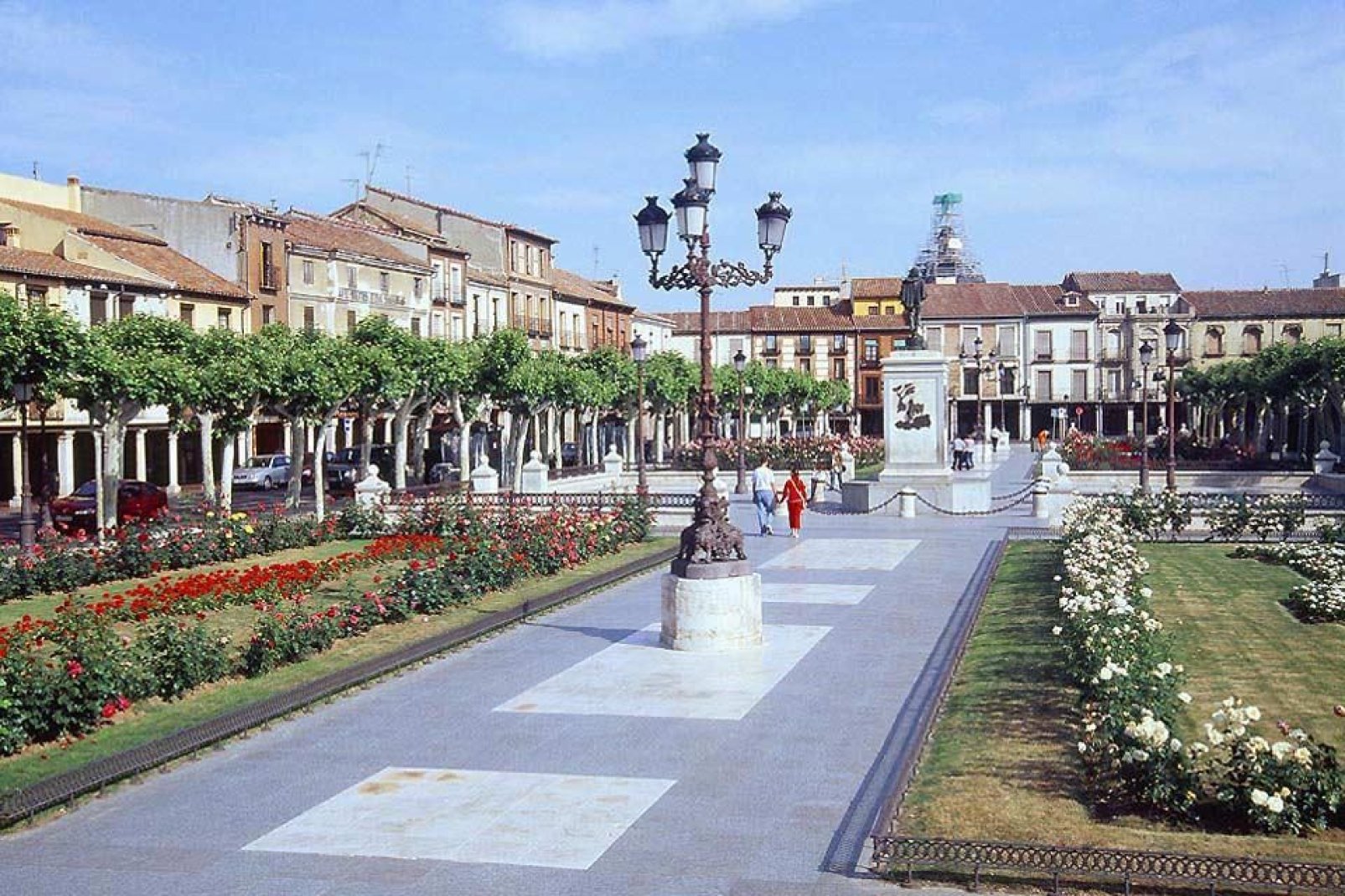 Dieser Platz ist das Zentrum der Stadt Alcala de Henares. In der Mitte thront eine Statue von Don Quichotte, denn es handelt sich um die Geburtsstadt des Schriftstellers Miguel de Cervantes.