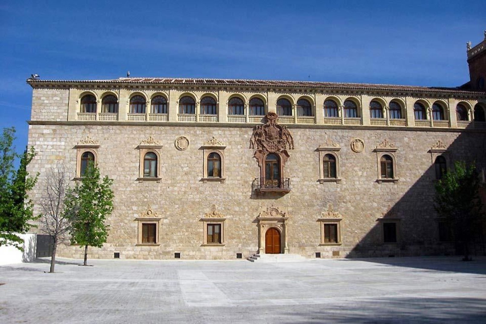 Este monumento forma parte del patrimonio mundial de la Unesco. En el interior se encuentra un gran anfiteatro que es uno de los mejores ejemplos del estilo «Cisneros».