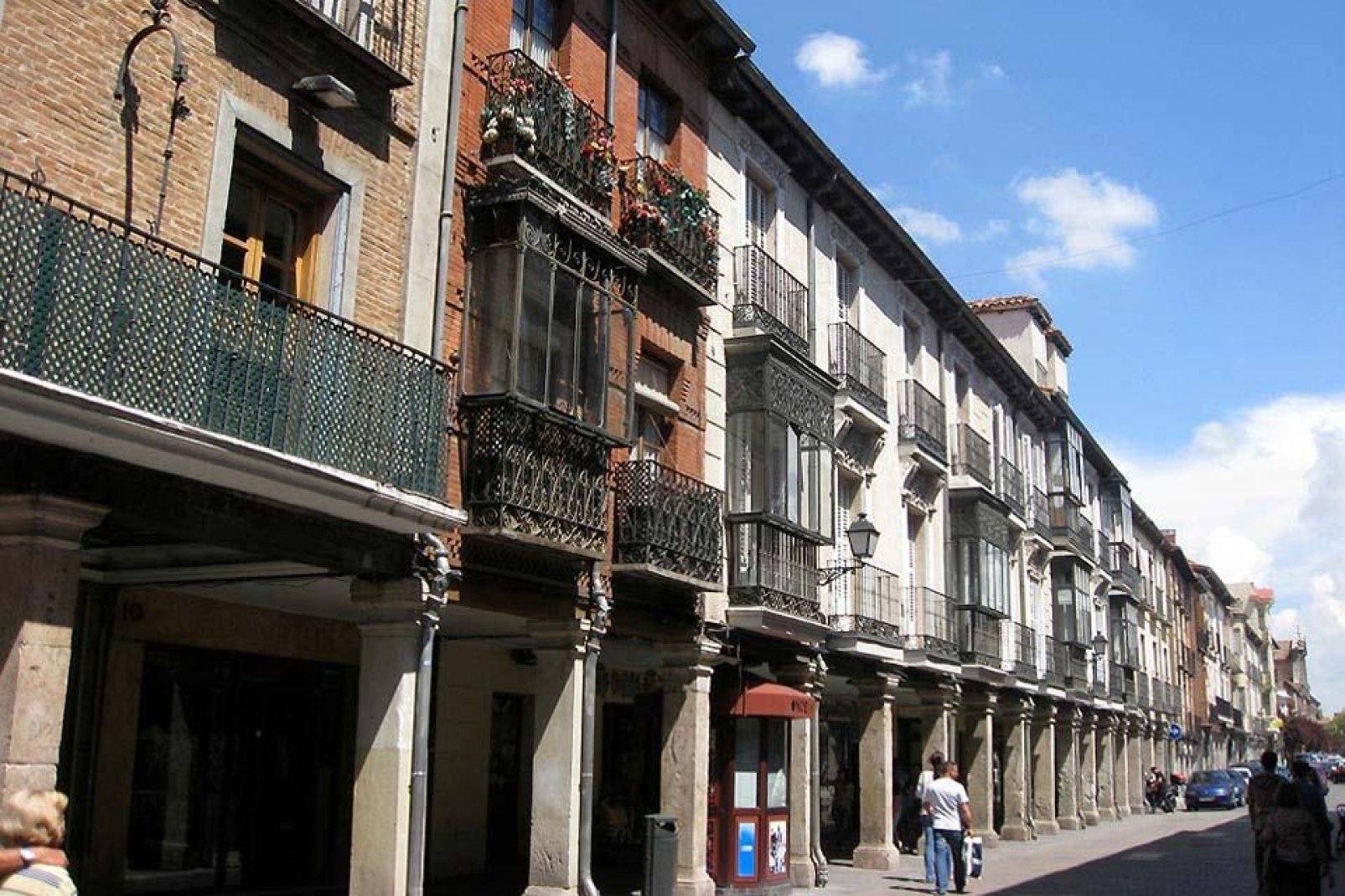 Seit dem 12. Jahrhundert ist die Calle Mayor die Hauptstraße von Alcala de Henares. Im Haus Nummer 48 befindet sich das Geburtshaus-Museum des Schriftstellers Miguel de Cervantes.