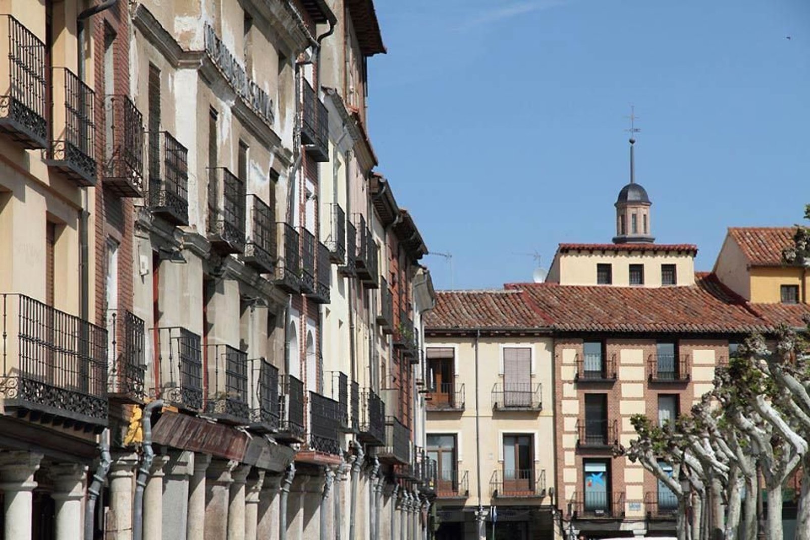 La calle Mayor sale de esta plaza. Es la calle con soportales más larga de España (mide aproximadamente 1 km).
