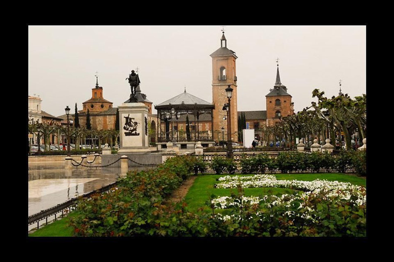 Alcalá de Henares fue la primera ciudad universitaria del mundo, así como la cuna de Miguel de Cervantes.