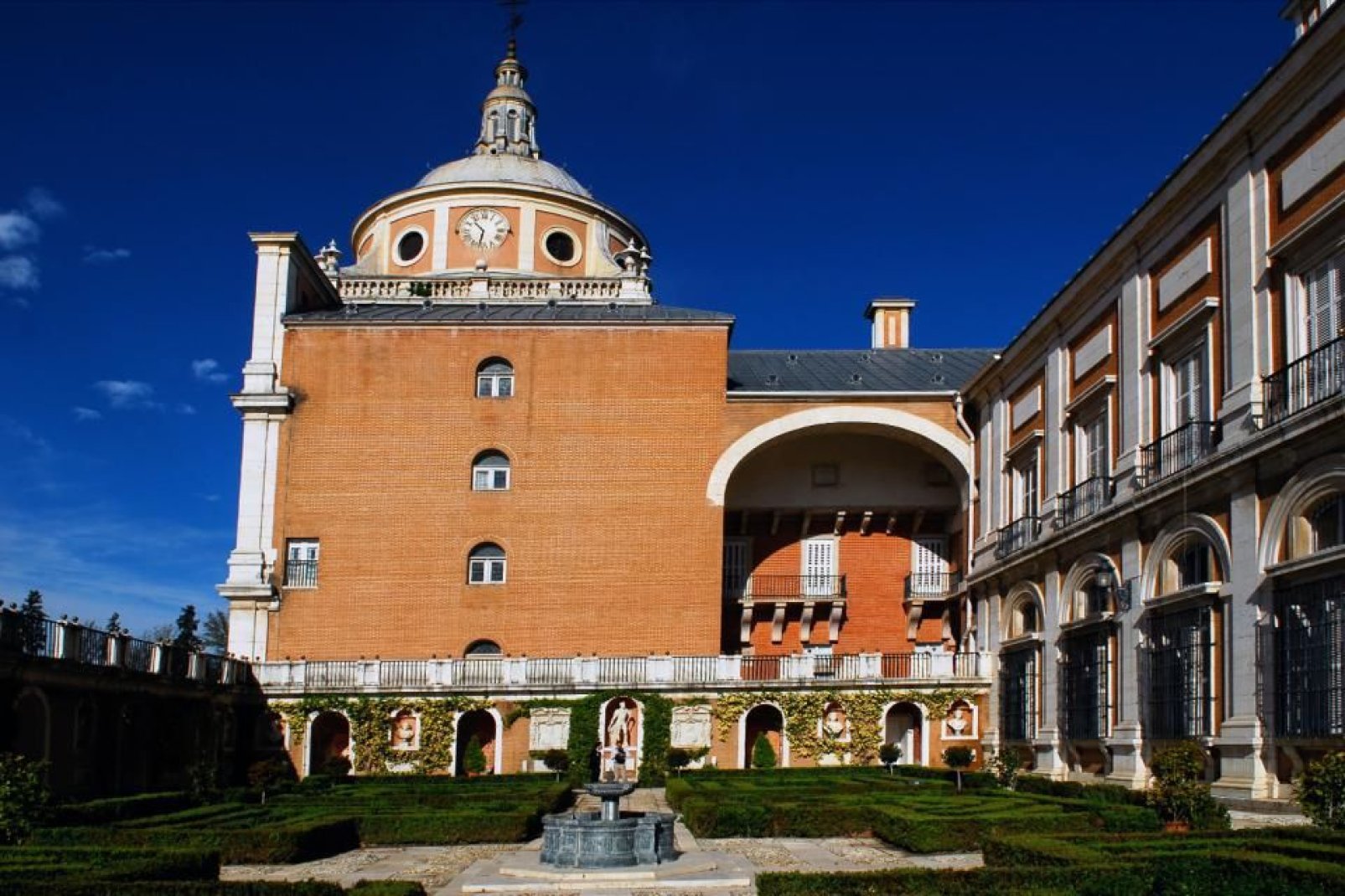 Este palacio se empezó por orden de Felipe II y se continuó bajo el mandato de Carlos III, lo que explica la variedad de estilos que presenta.