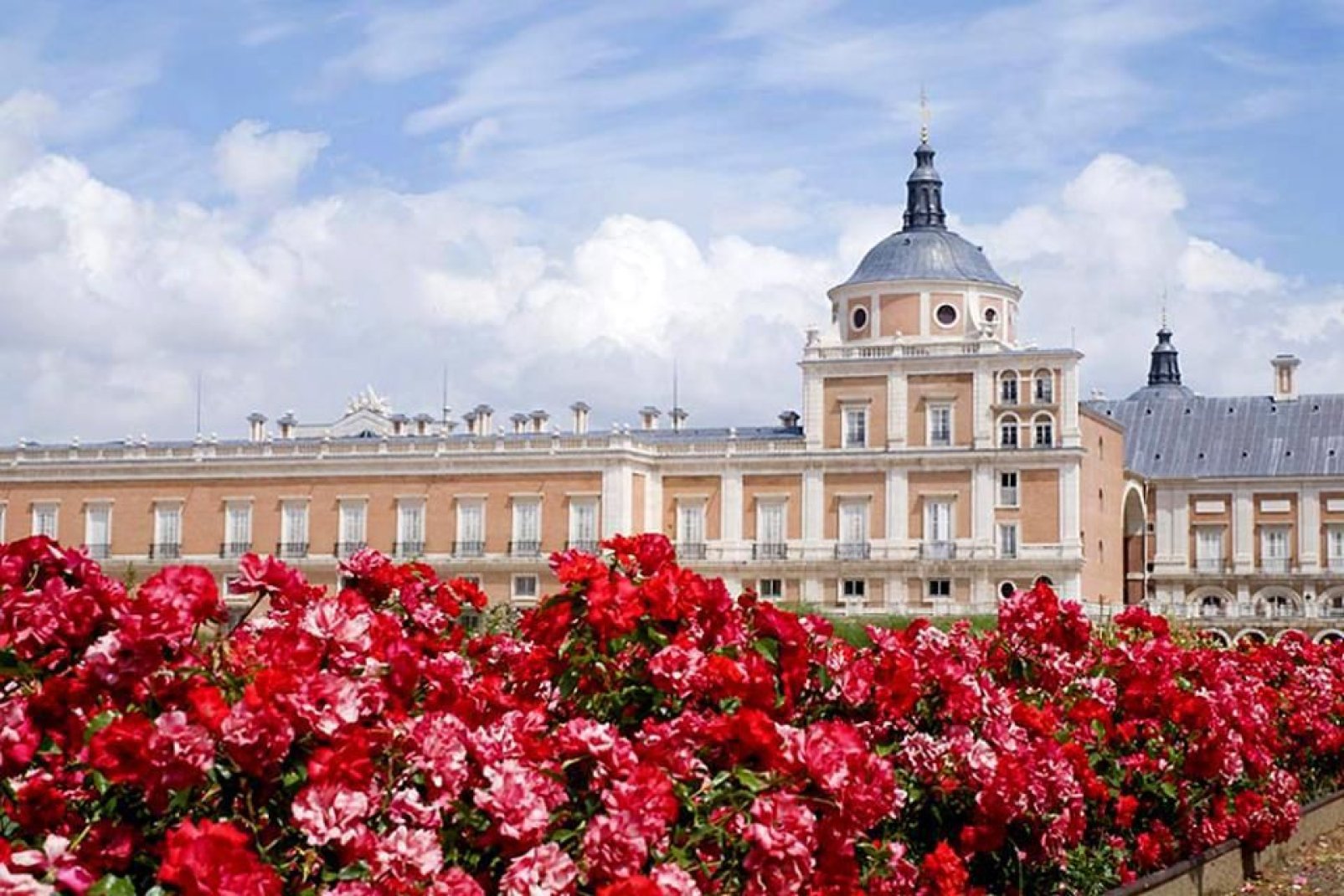 El palacio es una de las residencias de la familia real española, utilizada principalmente en primavera. Las salas, las pinturas y las tapicerías han sido renovadas.