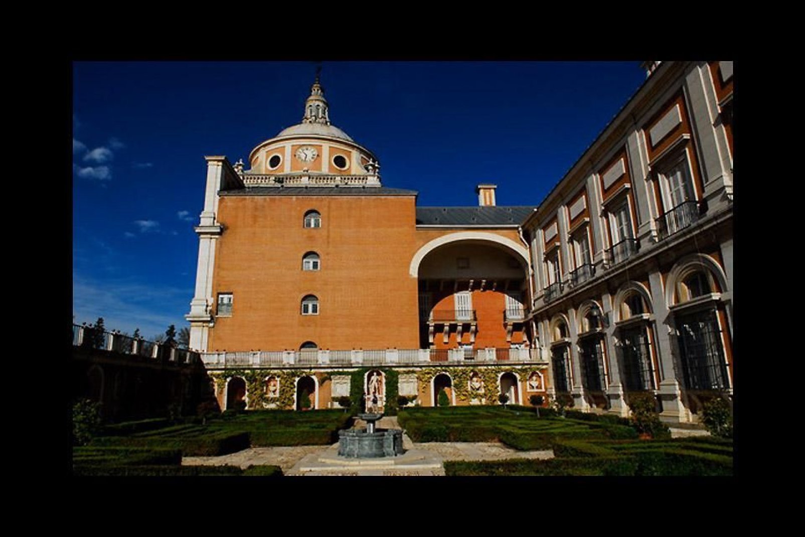 Der Palast von Aranjuez ist ein ehemaliger königlicher Sommerwohnsitz und befindet sich 46 km südlich von Madrid entlang des Flusses Tage, dessen Verlauf seine Gärten säumen.