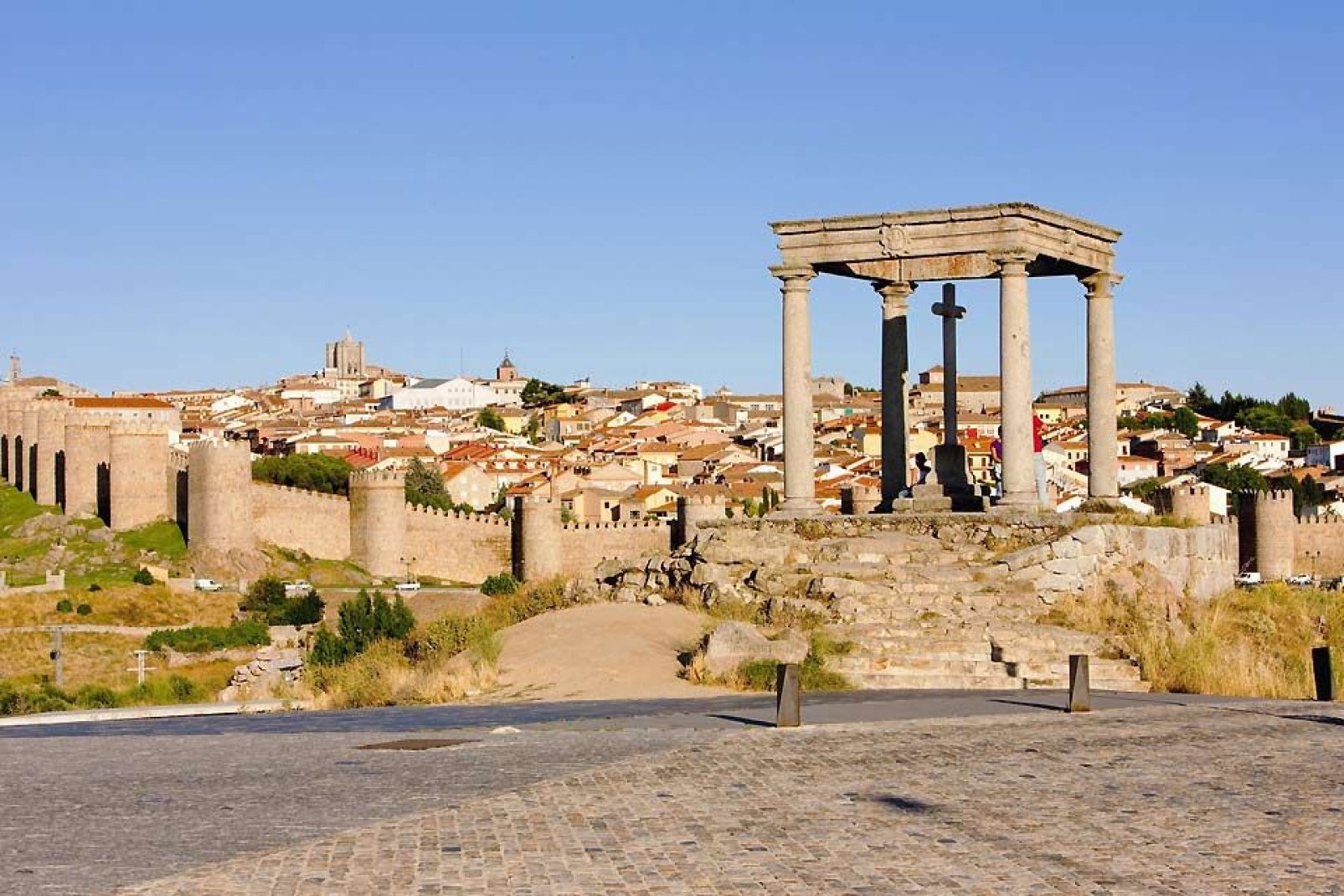 Avila is located at an altitude of 1182 metres above sea level.