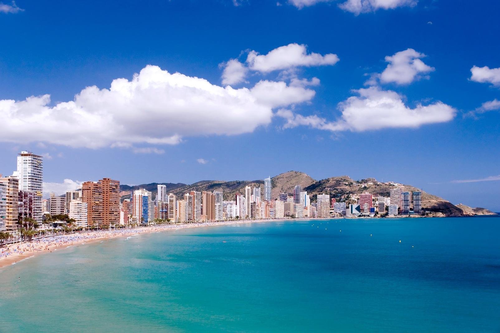 The seaside town of Benidorm attracts those in search of sea and sand. This destination in the famous Costa Blanca has been enjoying a wave of popularity since the 70s. When admiring the town from afar, you can see that around a hundred hotels have invaded the promenade. Recently renovated, the promenade is extremely practical as it links the beaches of Levante and Poniente. If you are going to Benidorm, ...