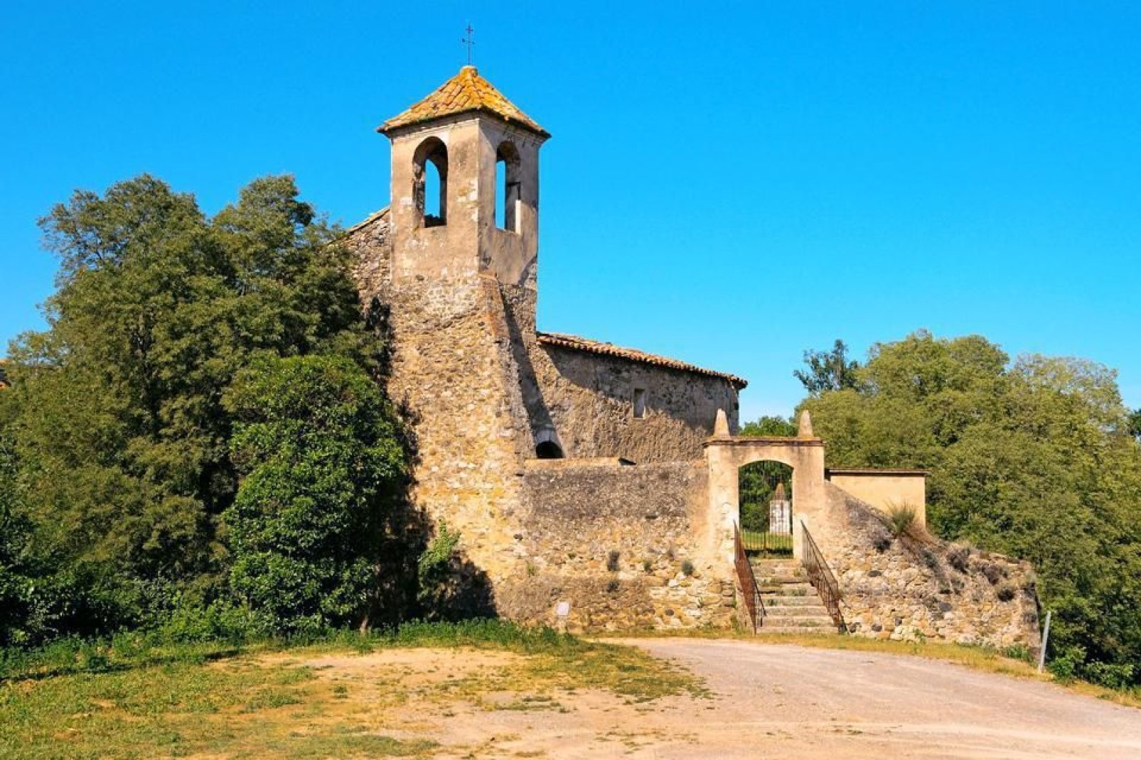 Si scopre il quartiere ebraico, l'abbazia di Sant Pere consacrata nel 1003 da Taillefer, o ancora la chiesa parrocchiale di San Vicente e le rovine di Santa Maria di Besalú.