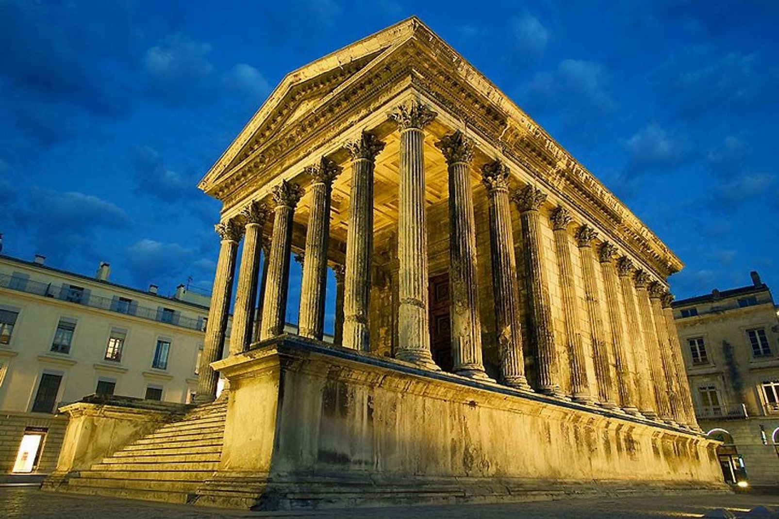 Die Maison Carrée ist der einzige römische Tempel der Welt, der vollständig erhalten ist. Hier wird der 20minütige 3D-Film "Helden von Nimes" auf eine riesige Leinwand projiziert.