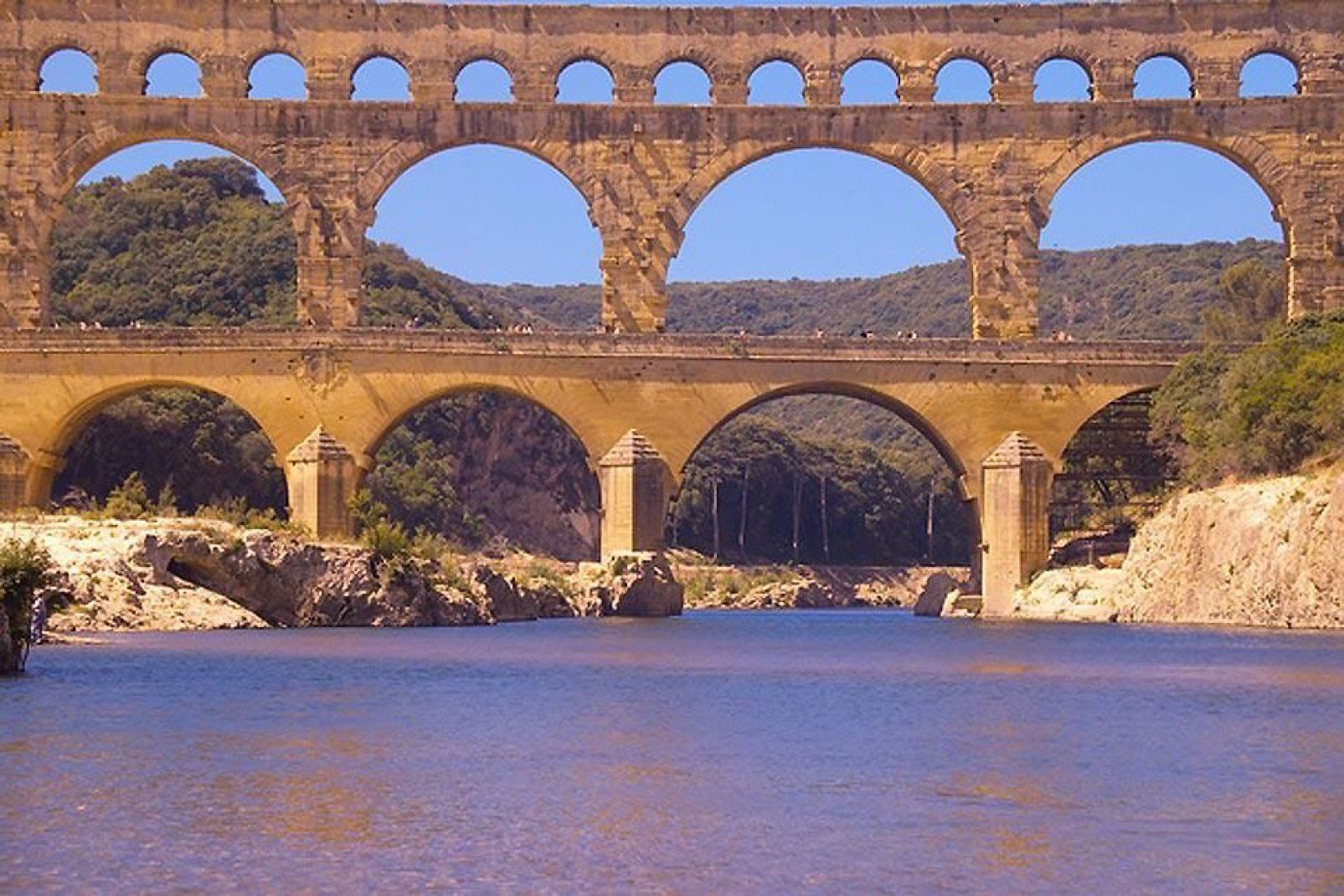 Le pont-aqueduc date de l'époque romaine. Il est doté de trois niveaux, dont le plus élevé culmine à 7,40 m.