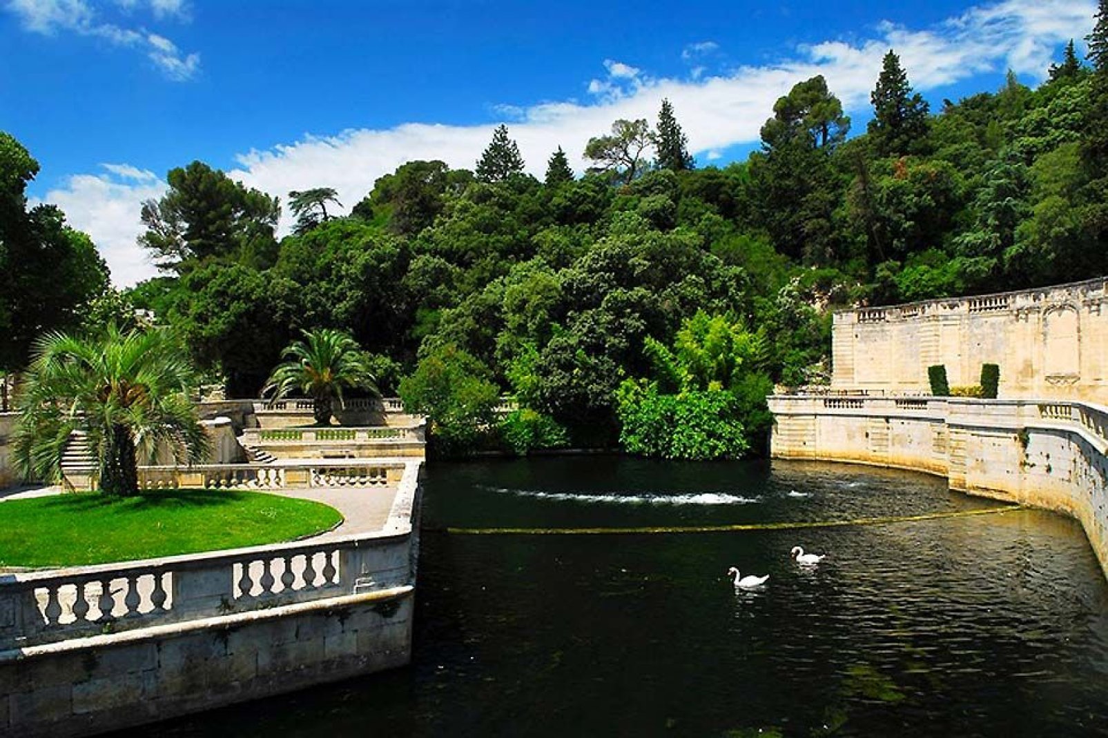 Questo giardino, in stile francese, possiede al centro la sorgente fondatrice della città. Molti amano incontrarvisi durante le belle giornate di sole.