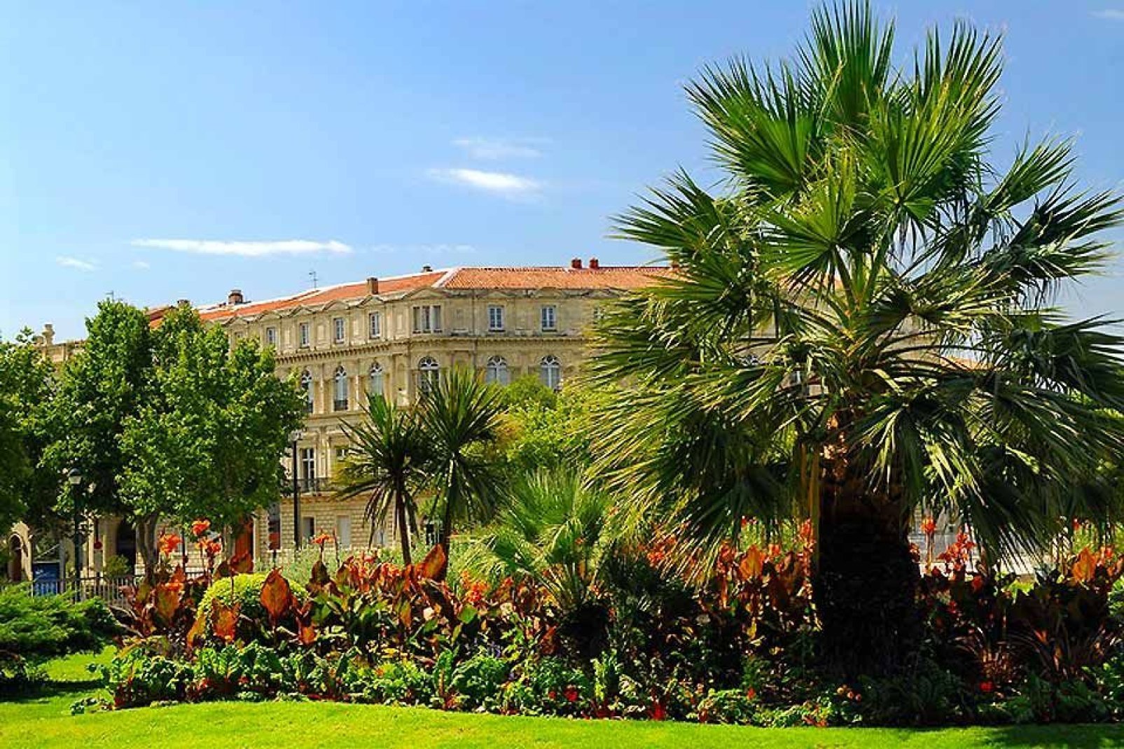 In Nimes gibt es zahlreiche Parks: Square des Courlis, Jardin Galilée, Domaine de la Bastide ? hier können Sie es sich im Familien- und Freundeskreis so richtig gemütlich machen.
