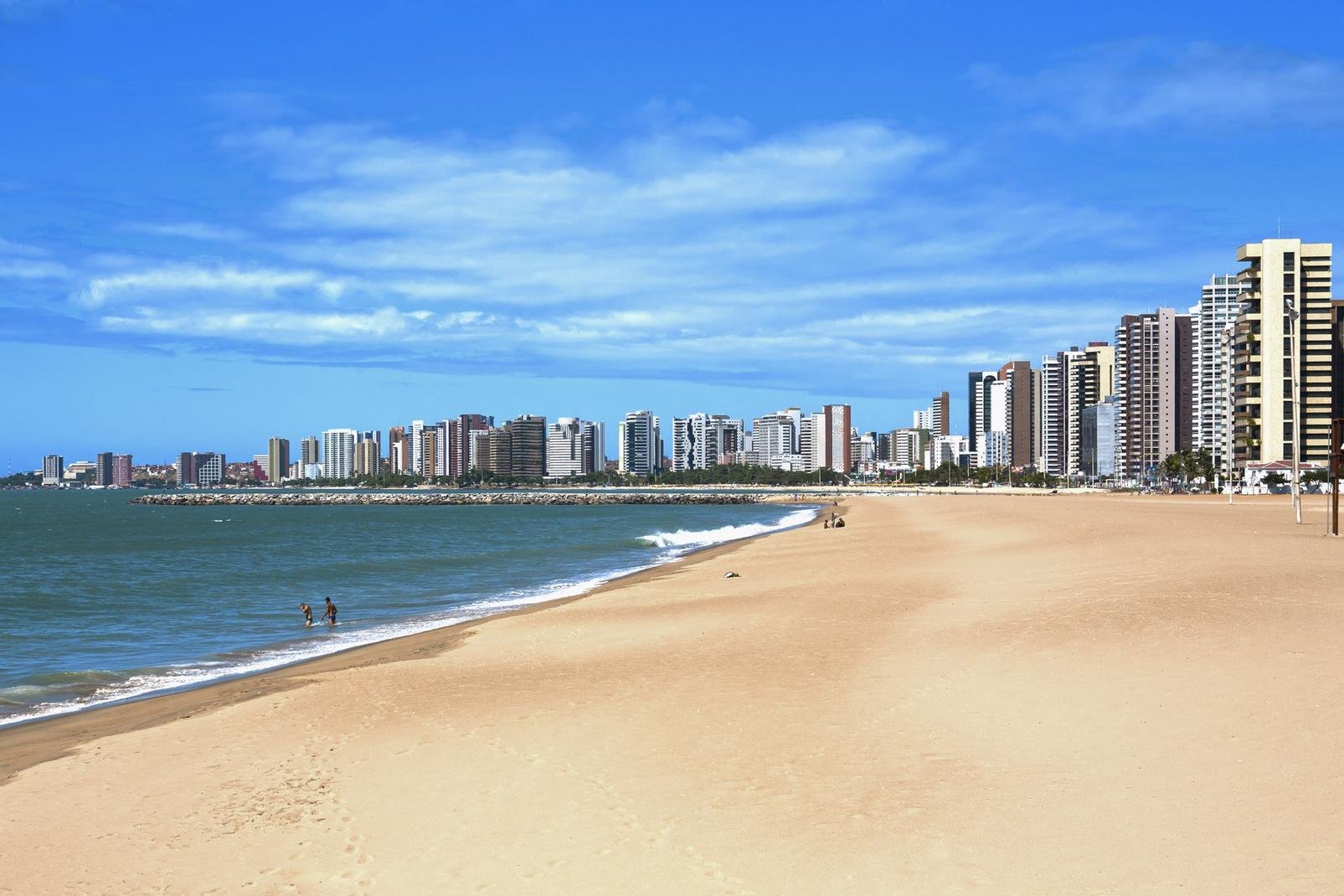 Ville en pleine évolution, Fortaleza est la capitale du Ceará, l'un des états brésiliens qui constituent la région du nord-est, connue pour ses paysages de dunes, ses plages et le carnaval de Bahia. Ceux qui ont eu la chance de la visiter il y a une trentaine d'années se rappelleront - peut-être avec nostalgie - la myriade de petites maisons typiques, colorées et romantiques, de cette commune consacrée ...
