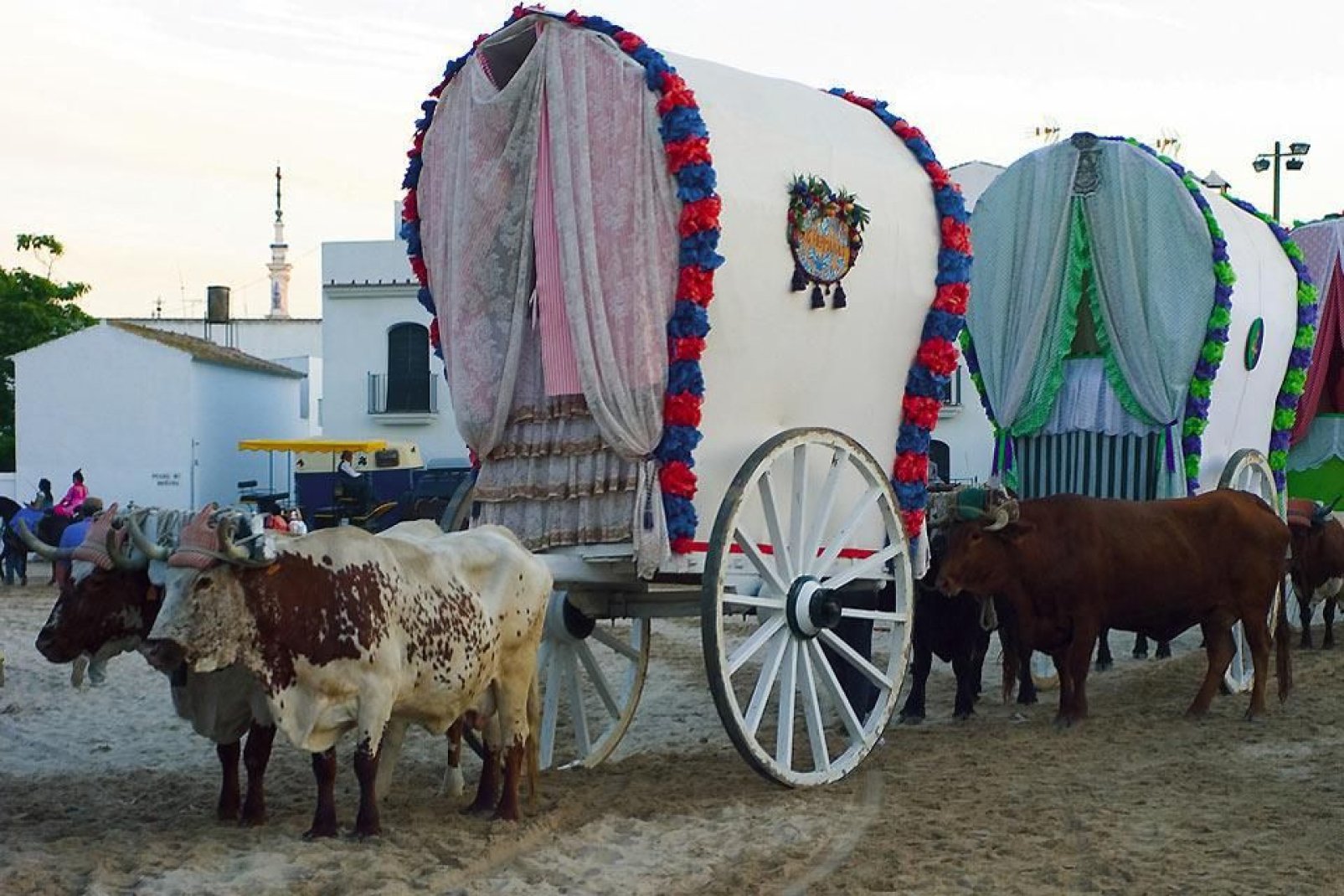 Cada año, miles de peregrinos se dirigen en caravana, a pie o a caballo hasta la aldea del Rocío para conmemorar la aparición de la Virgen del Rocío.