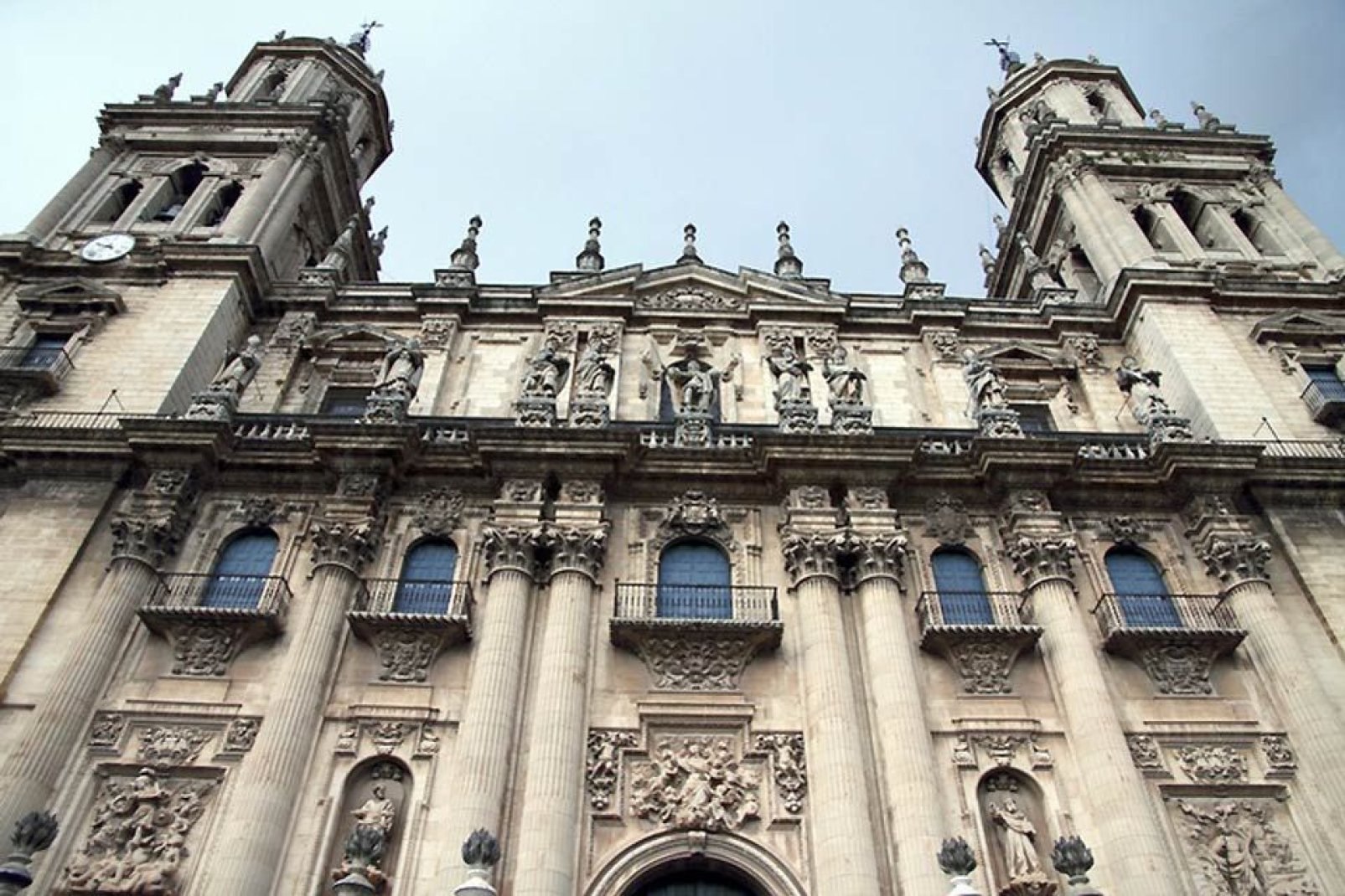 Questa cattedrale è davvero impressionante per via delle sue torri alte 26 metri. All'interno vi si trova un organo risalente al XVIII secolo.