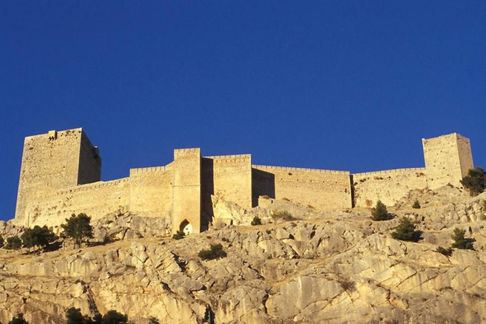 Questo castello gotico domina la città di Jaén. C'è tra l'altro un passaggio che lo collega alla città. Nella parte più alta si potrà apprezzare una vista mozzafiato su Jaén e sulle montagne circostanti.