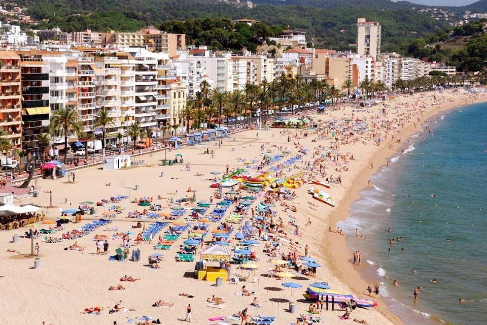 Lloret de Mar gehört zu den beliebtesten Badeorten der Costa Brava. Die Strände in der Nähe des Stadtzentrums sind oft hoffnungslos überfüllt.