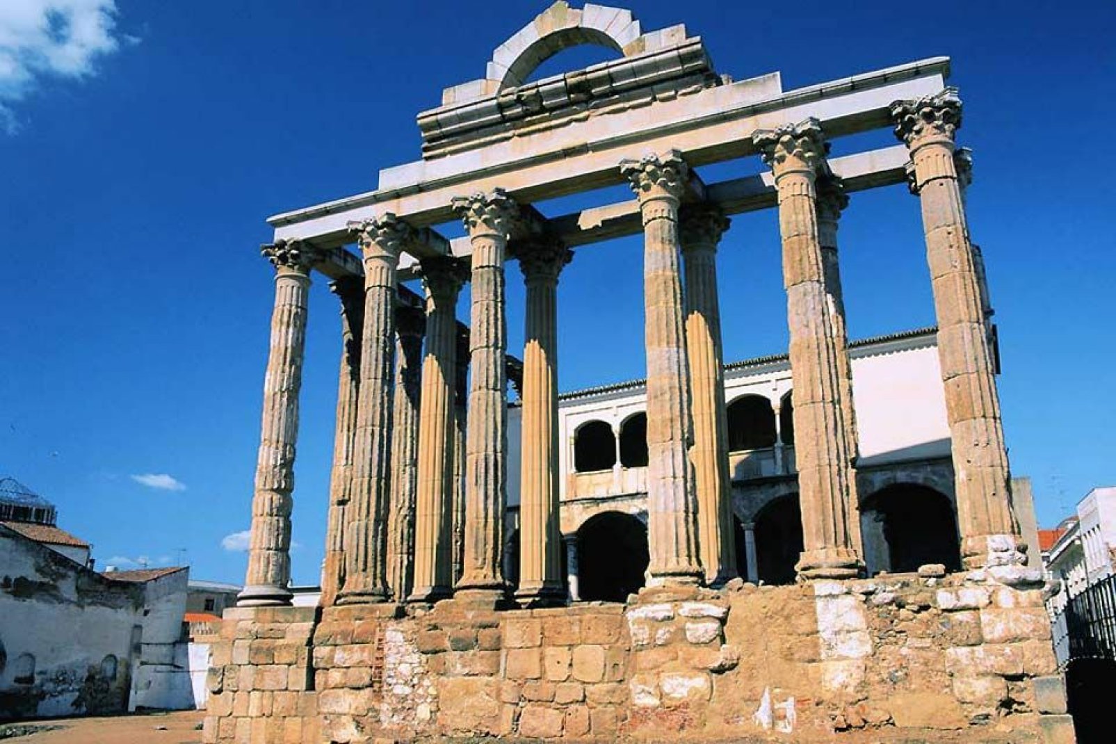 Die Stadt Caceres wurde von den Römern 34 v. Chr. gegründet, daher findet man in der Stadt sowie dem Umland zahlreiche bedeutende archäologische Überreste.