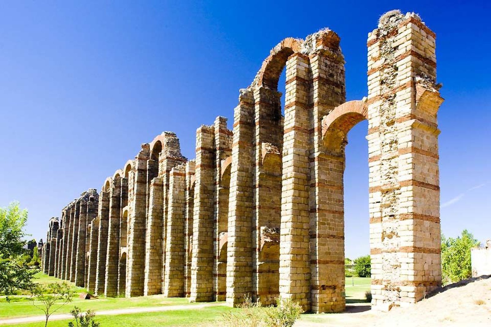 This aqueduct was built in the Albarregas valley in Roman times. It stands 25 metres high.