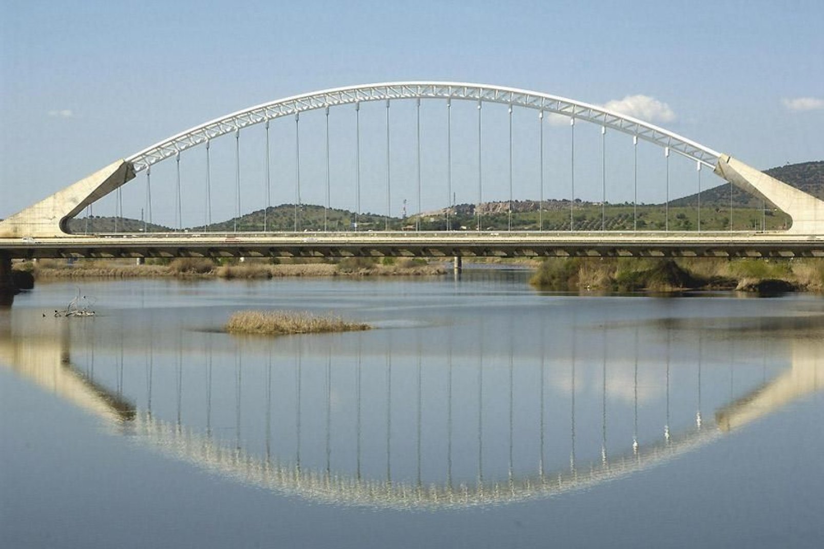 Diese Brücke führt über den Guadiana-Fluss.