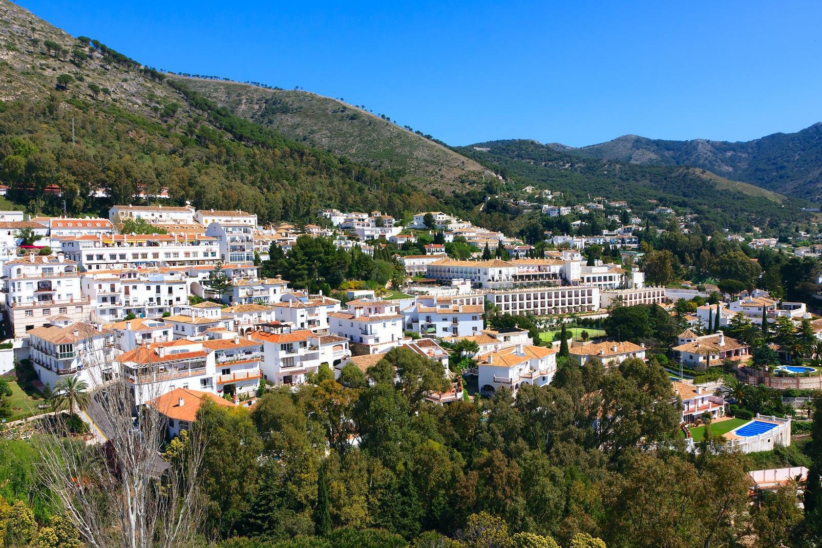 Mijas ist die größte Provinz von Malaga in Andalusien und einer der touristischsten Bereiche der Costa del Sol. Die Provinz umfaßt drei Ortschaften: das weiße Dorf Mijas auf den Anhöhen im Binnenland, Las Lagunas und La Cala an der Mittelmeerküste. Die Altstadt von Mijas befindet sich auf 428 Höhenmeter und ist einer jener berühmten andalusischen Pueblos, die sich durch malerische weißgekalkte Häuser ...