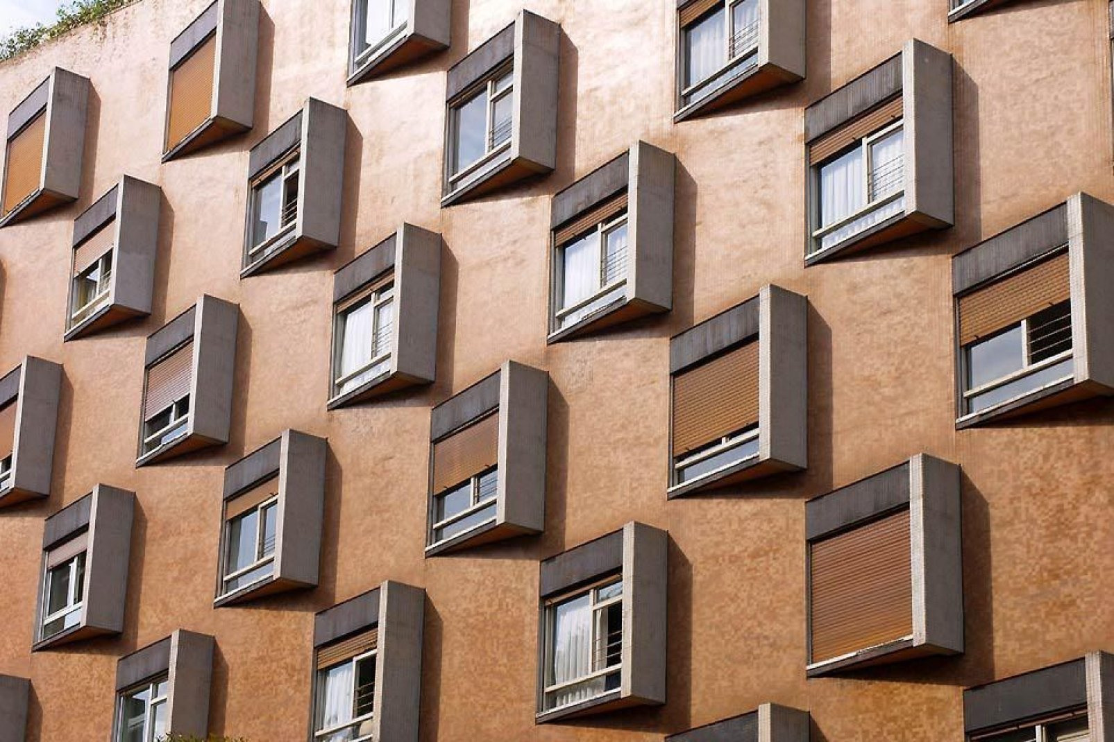Este edificio de Oviedo presenta una arquitectura moderna y sorprendente.