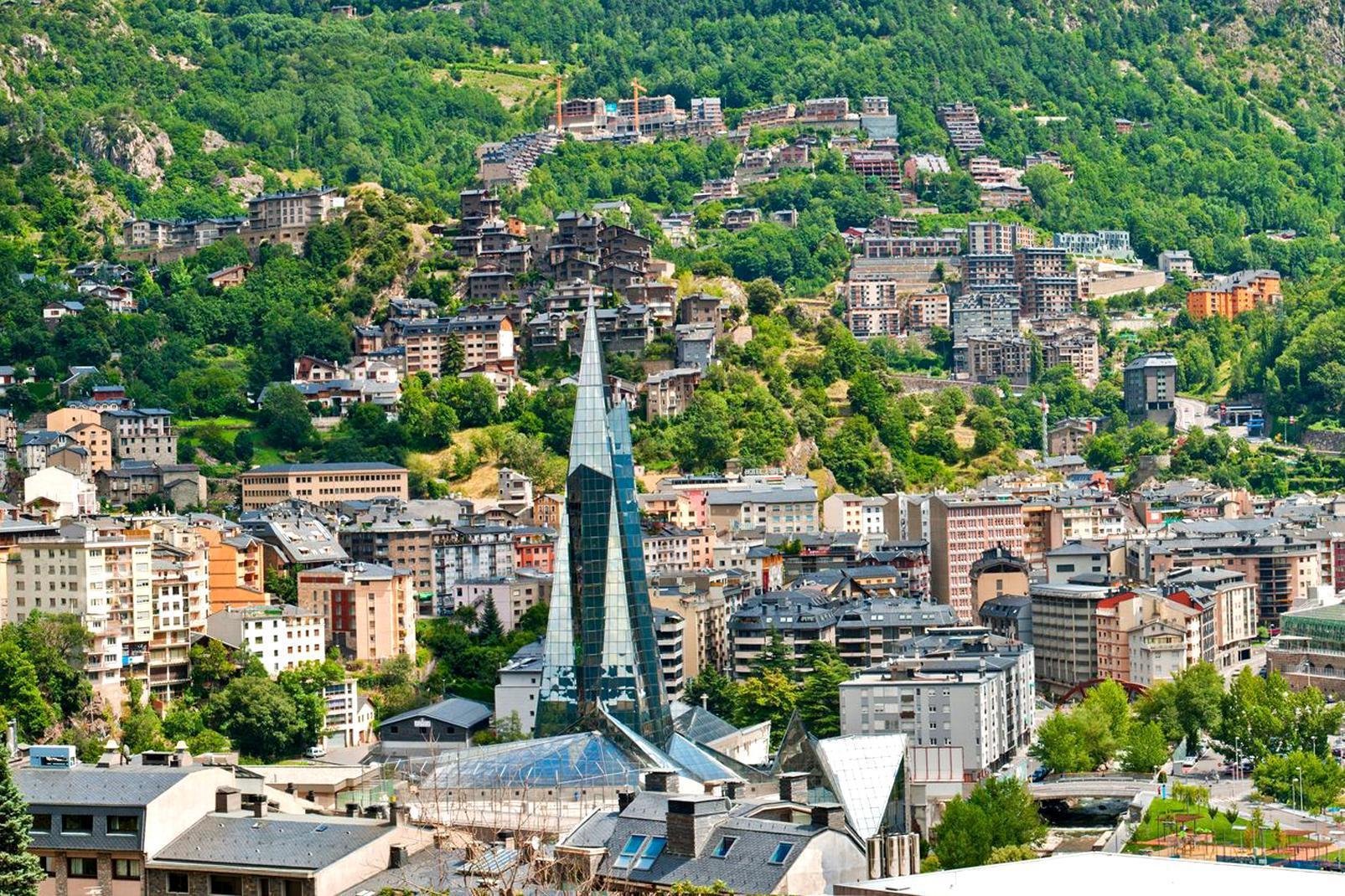 Andorra la Vella es la capital del principado de Andorra. Es la ciudad más agradable del país para ir de compra y pasear en las calles del centro urbano. ...