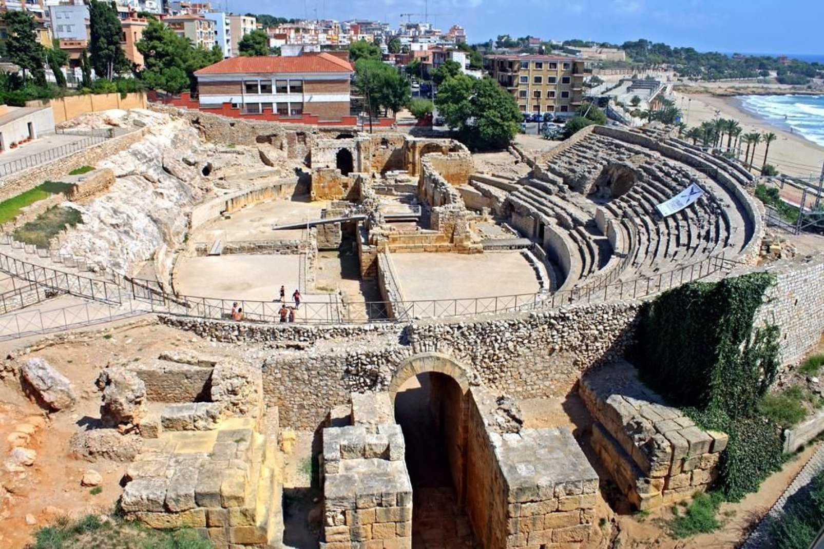 Es stammt aus dem 2. Jahrhundert n. Chr. Zu dieser Zeit fanden hier Spiele, Tier- und Gladiatorenkmpfe aber auch ffentliche Hinrichtungen statt.
