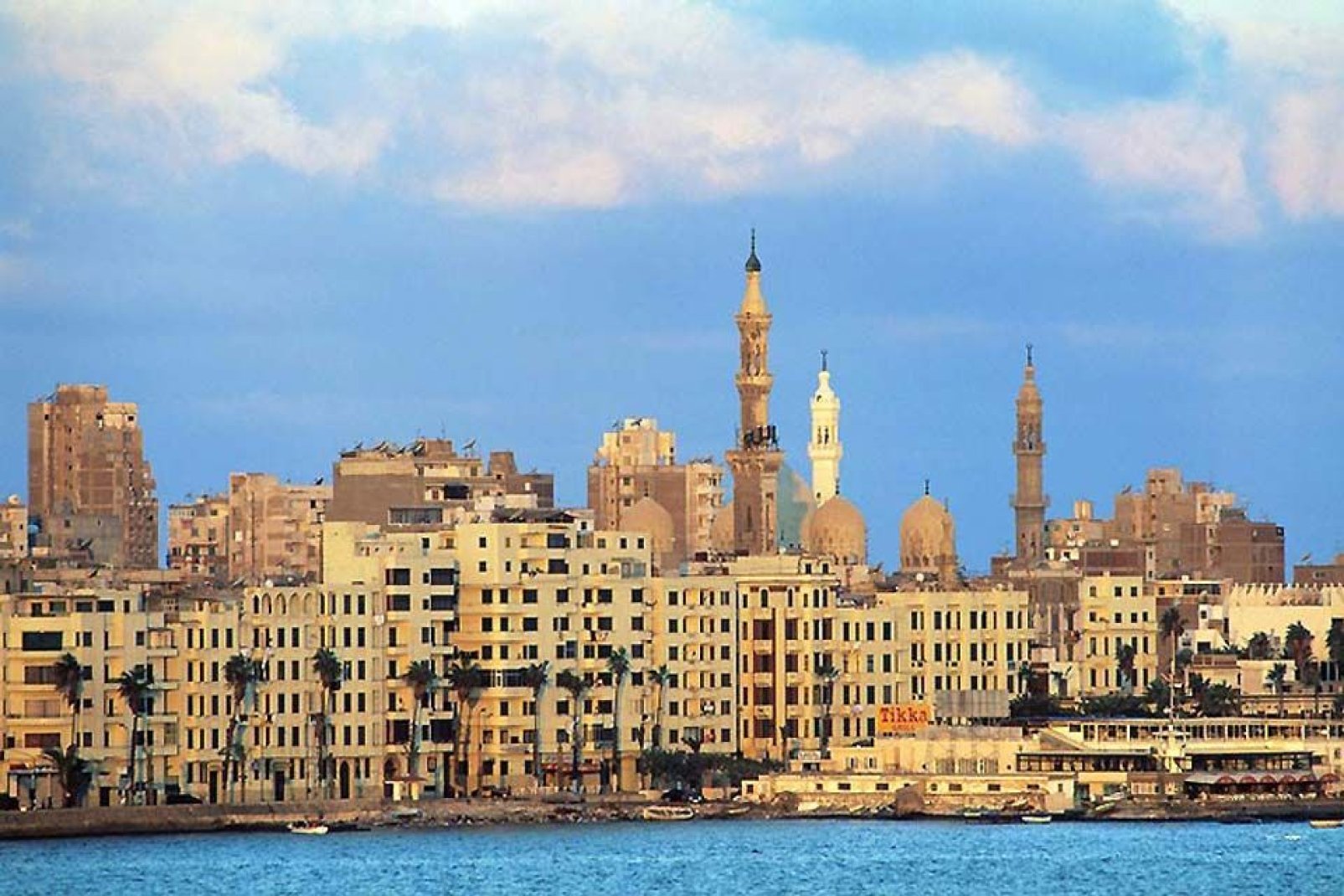 Fondée en -331 par Alexandre le Grand, Alexandrie devint le principal port d'Égypte sur la Méditerranée dès l'antiquité.