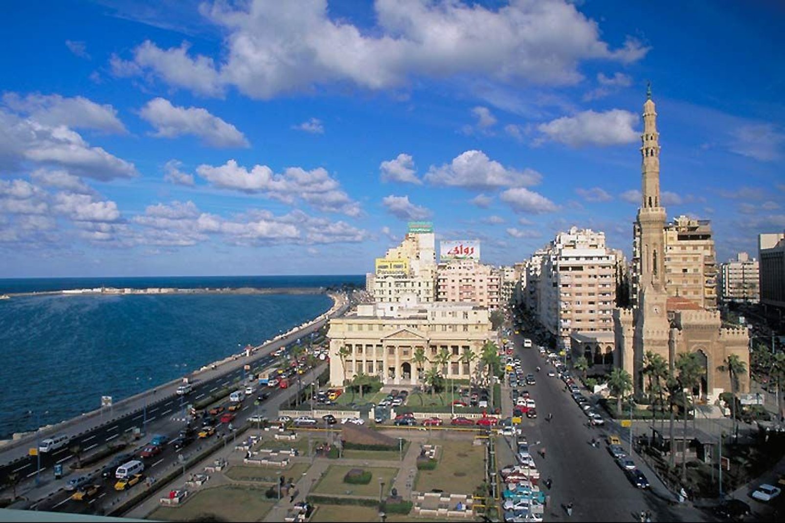 Les 5 km de la Corniche d'Alexandrie qui enserrent le vieux port (aujourd'hui port Est), concentrent le patrimoine historique de la ville.