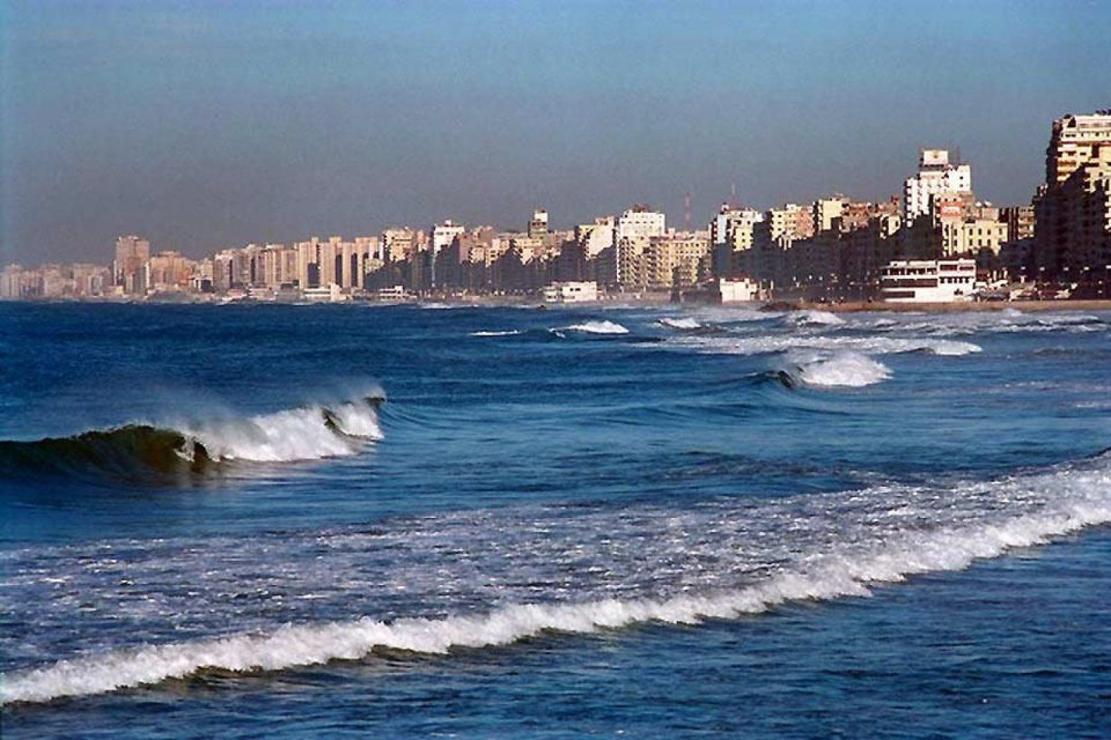 L'agglomération d'Alexandrie s'étend sur plus de 60 km de côte et borde de nombreuses plages. Au sud-est, elle rejoint quasiment la station balnéaire d'Alamein.