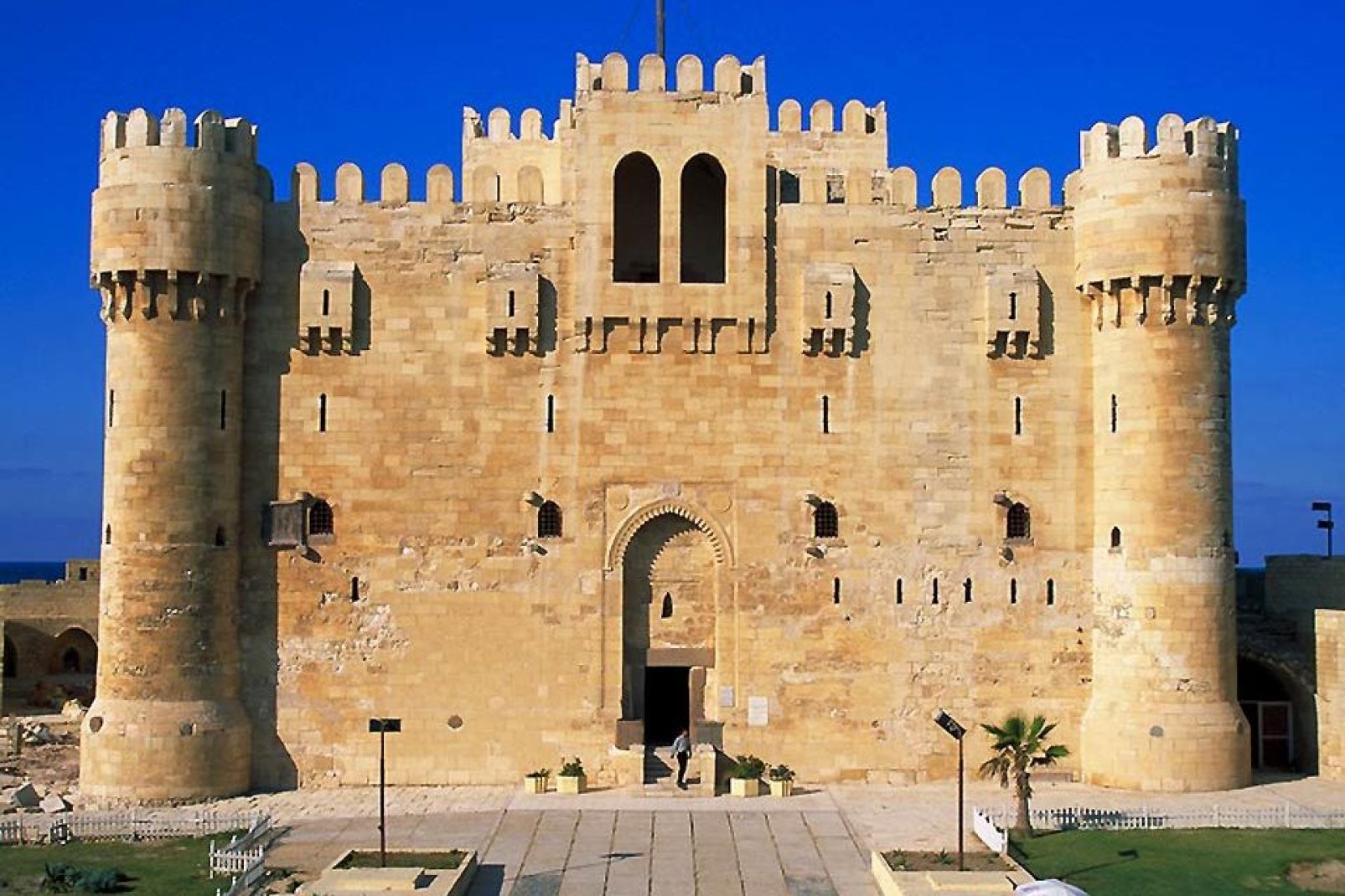 Edifié à la fin du 15e siècle par les Arabes, le Fort de Qaïtbay occupe la place de l'ancien Phare d'Alexandrie et ferme le vieux port à l'ouest.