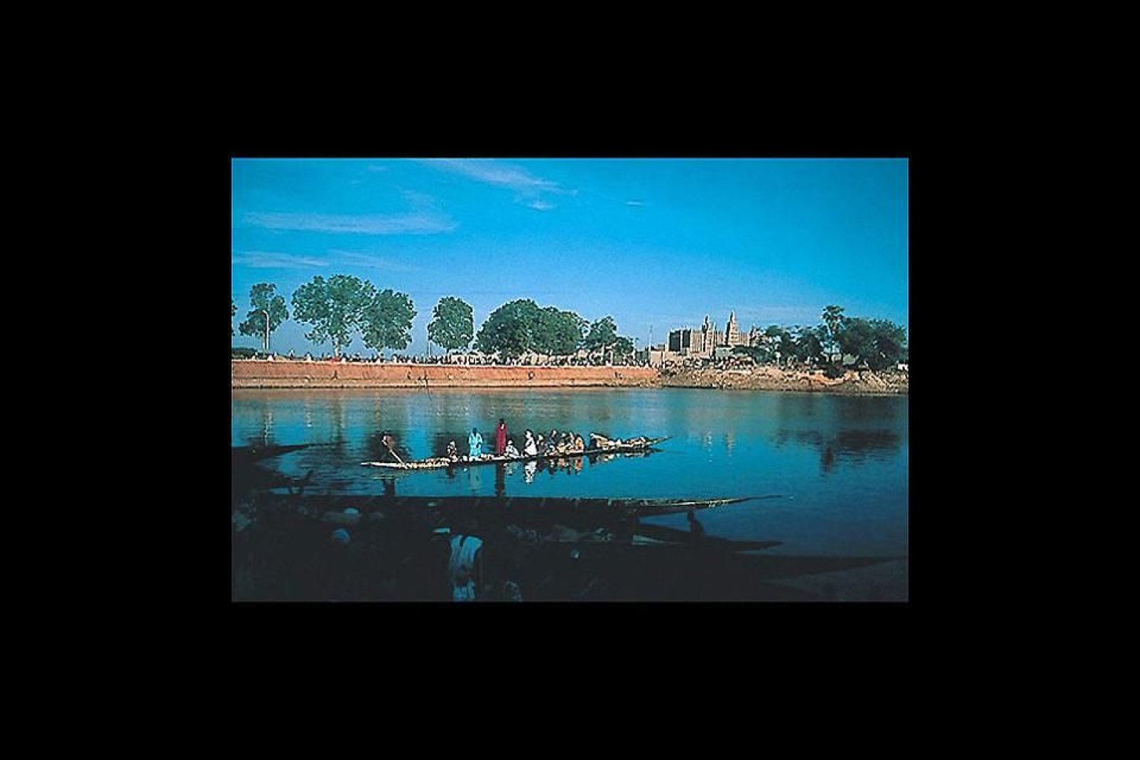 Gao, la ville des Touaregs et des Songhaï, se situe sur le fleuve Niger et possède un patrimoine archéologique extraordinaire.