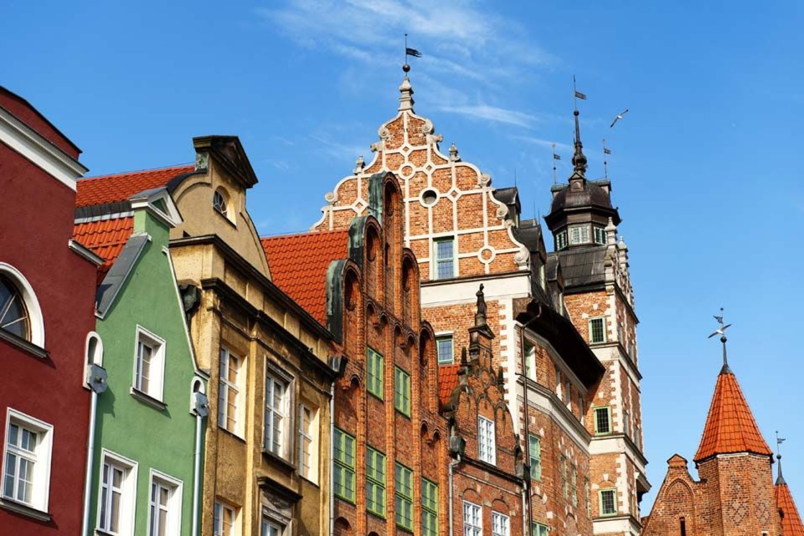 Diese Häuser mit Dachböden und Attikageschossen sind typisch für die Stadtarchitektur von Danzig.
